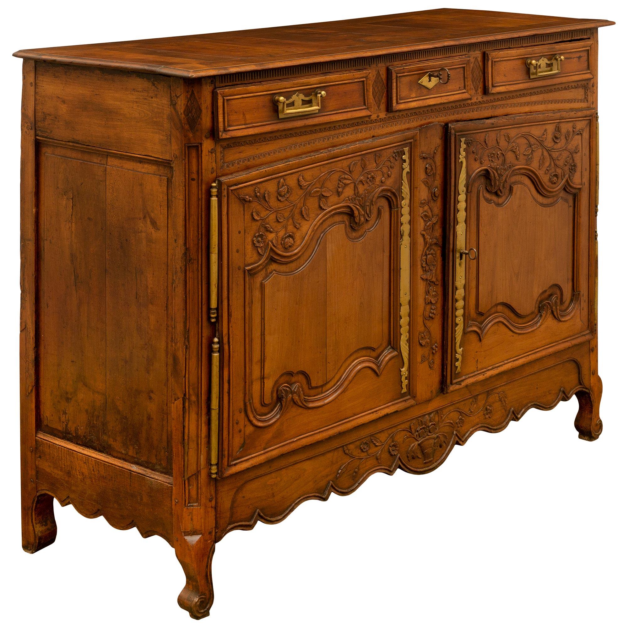 French 18th Century Louis XV Walnut Buffet In Good Condition For Sale In West Palm Beach, FL