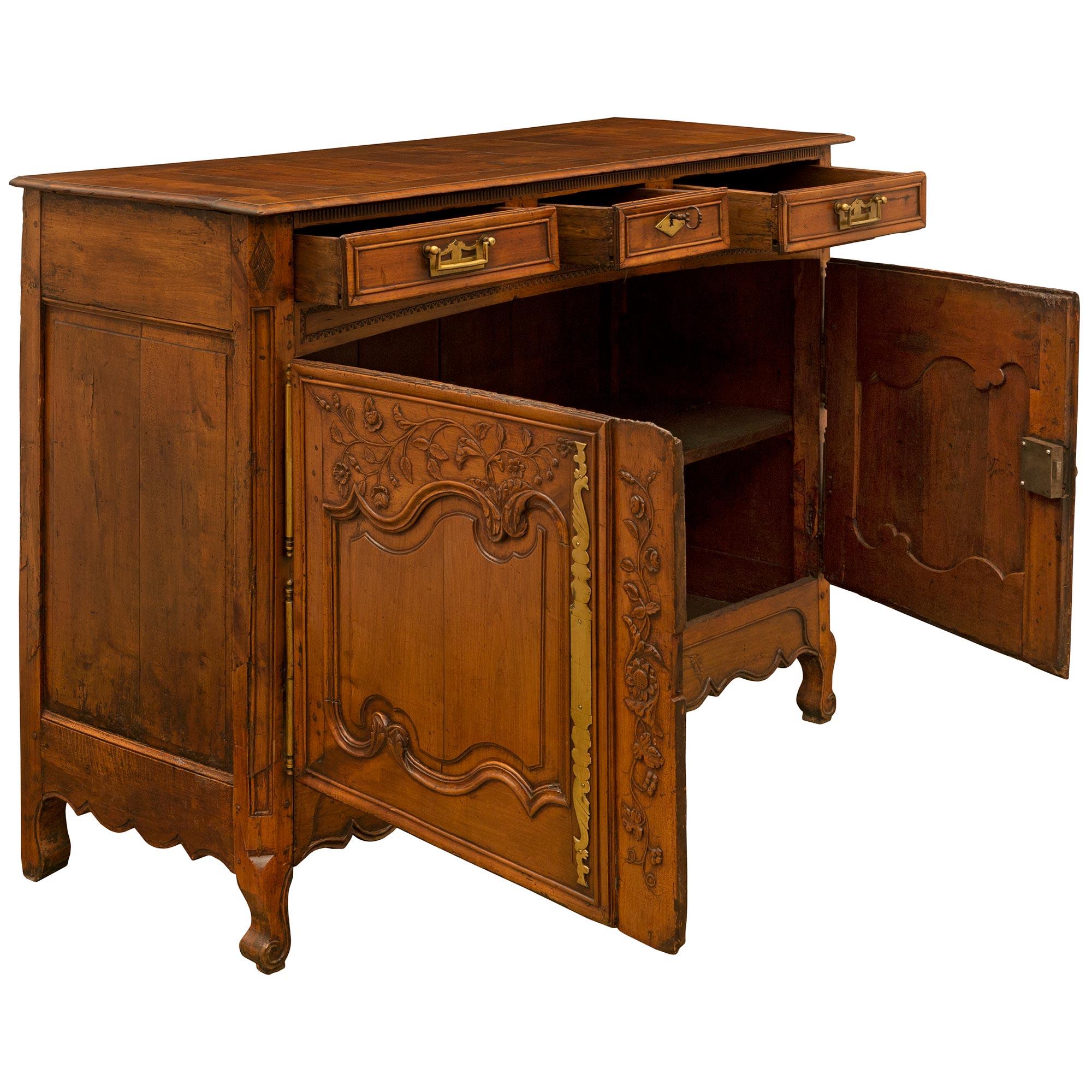 18th Century and Earlier French 18th Century Louis XV Walnut Buffet For Sale