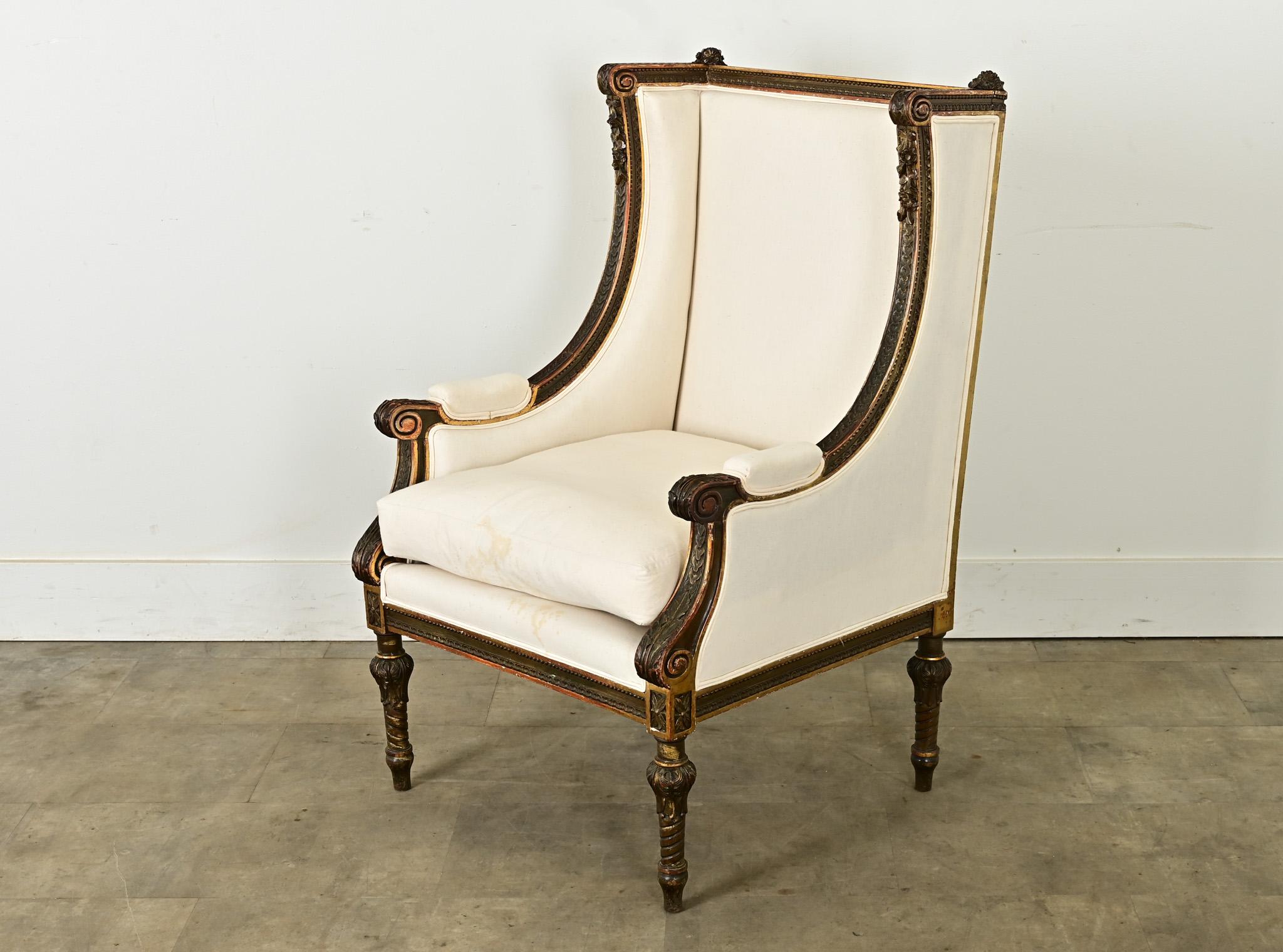 Un sillón bergère único, de estilo Luis XVI francés, del siglo XVIII, que capta la sofisticación artística de la época con líneas limpias y rectas. El marco de madera oscura a lo largo del respaldo está tallado a mano con multitud de diseños: un