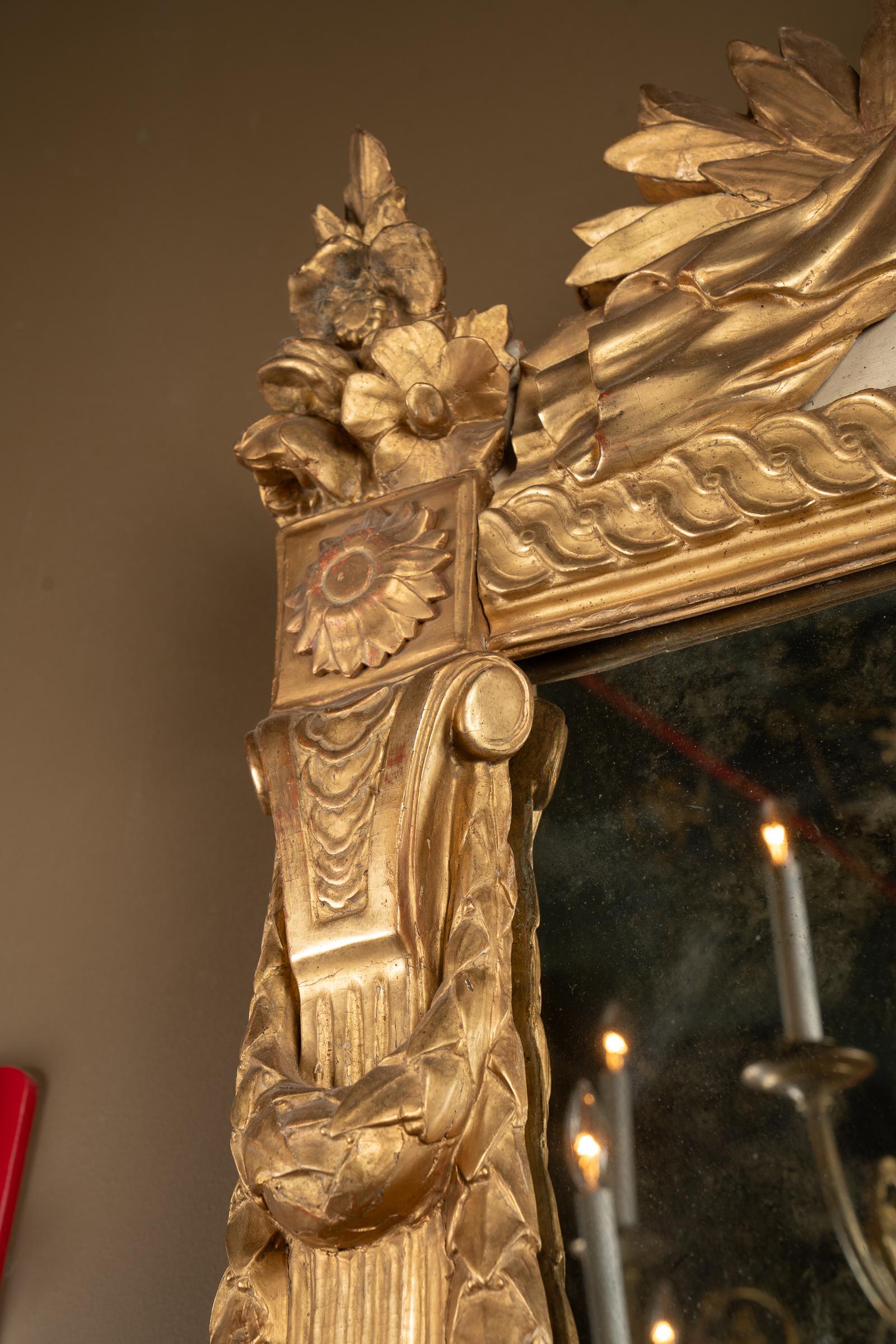 italien Miroir Louis XVI du XVIIIe siècle sculpté à la feuille d'or en vente