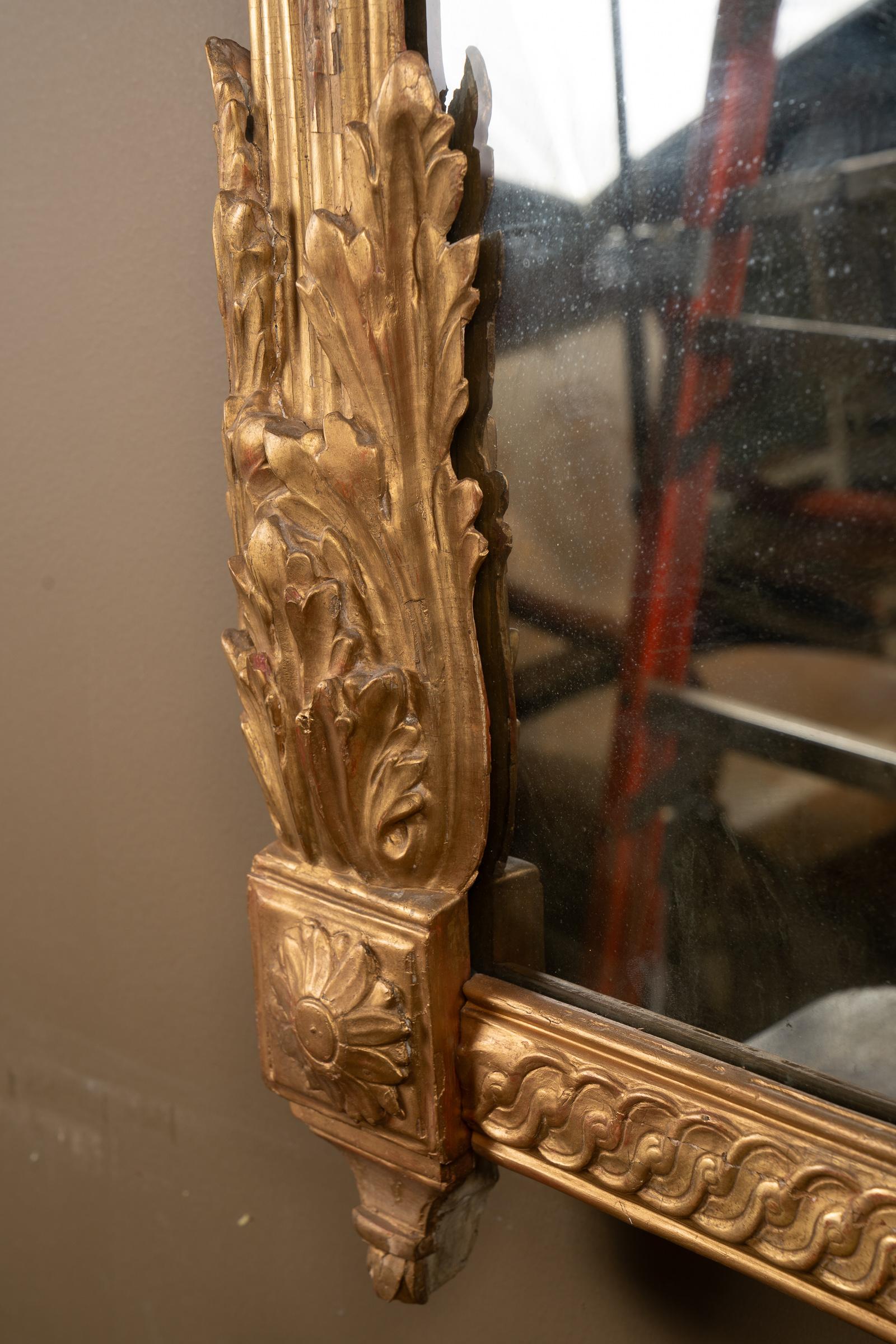Miroir Louis XVI du XVIIIe siècle sculpté à la feuille d'or Bon état - En vente à New Orleans, LA