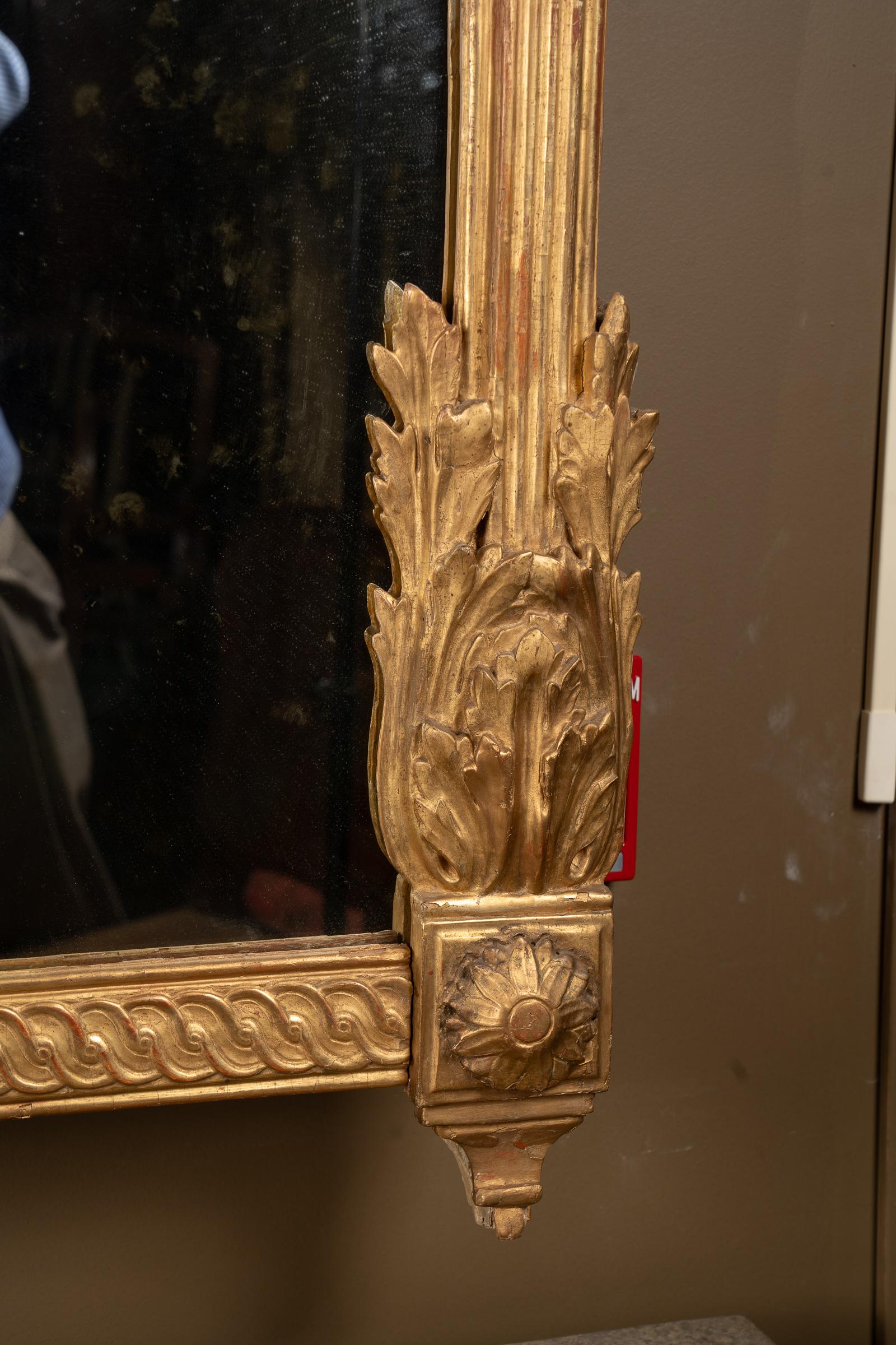 XVIIIe siècle et antérieur Miroir Louis XVI du XVIIIe siècle sculpté à la feuille d'or en vente