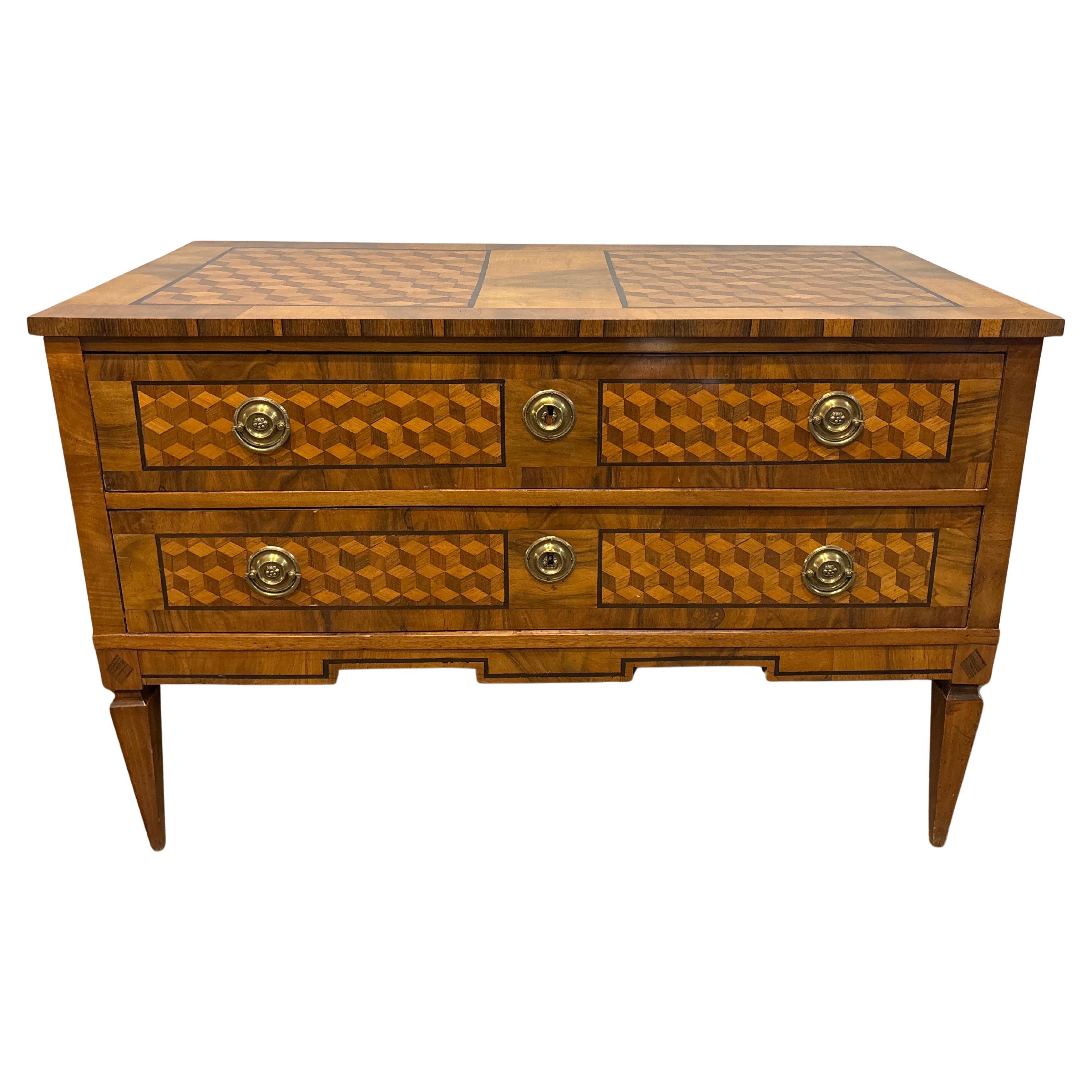 Questa magnifica cassapanca Luigi XVI è realizzata in intarsio e intarsio di noce e legno di frutta. 