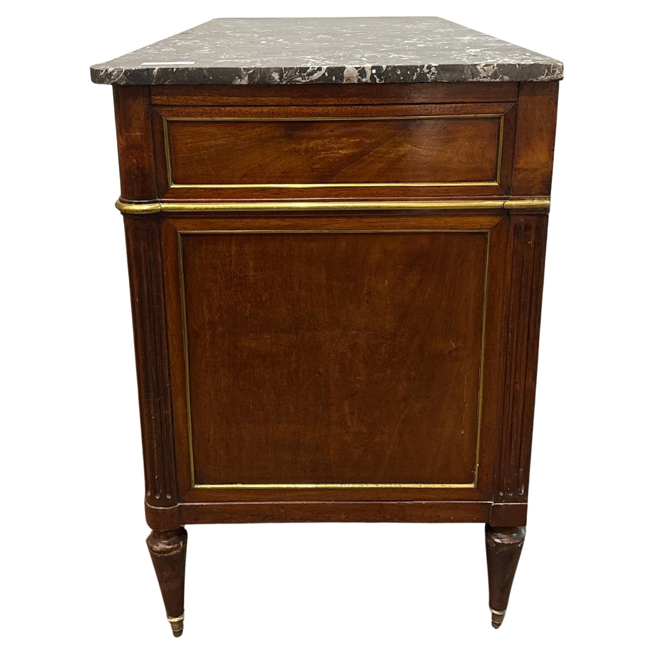Commode Louis XVI française du 18ème siècle en vente 1