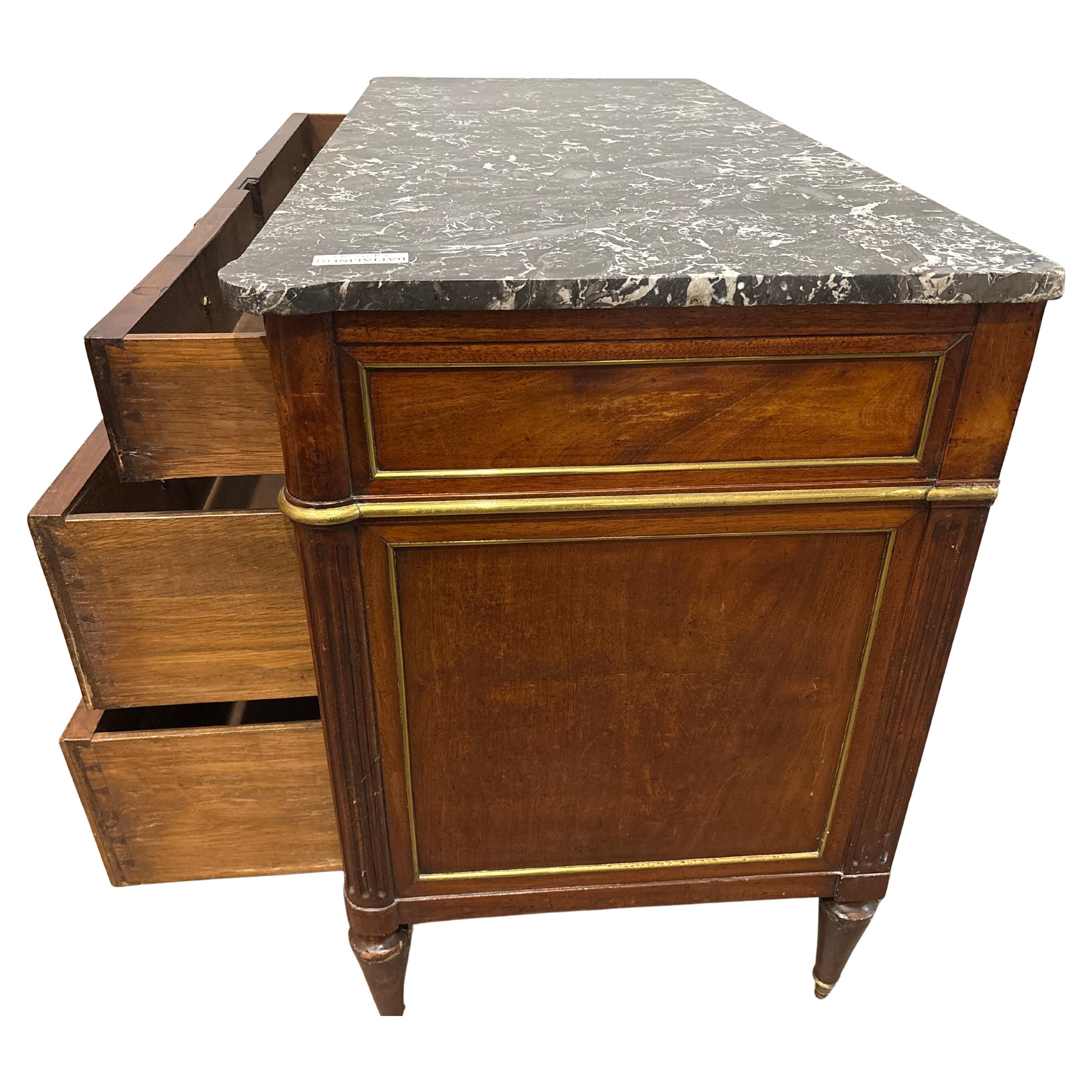 Commode Louis XVI française du 18ème siècle en vente 2