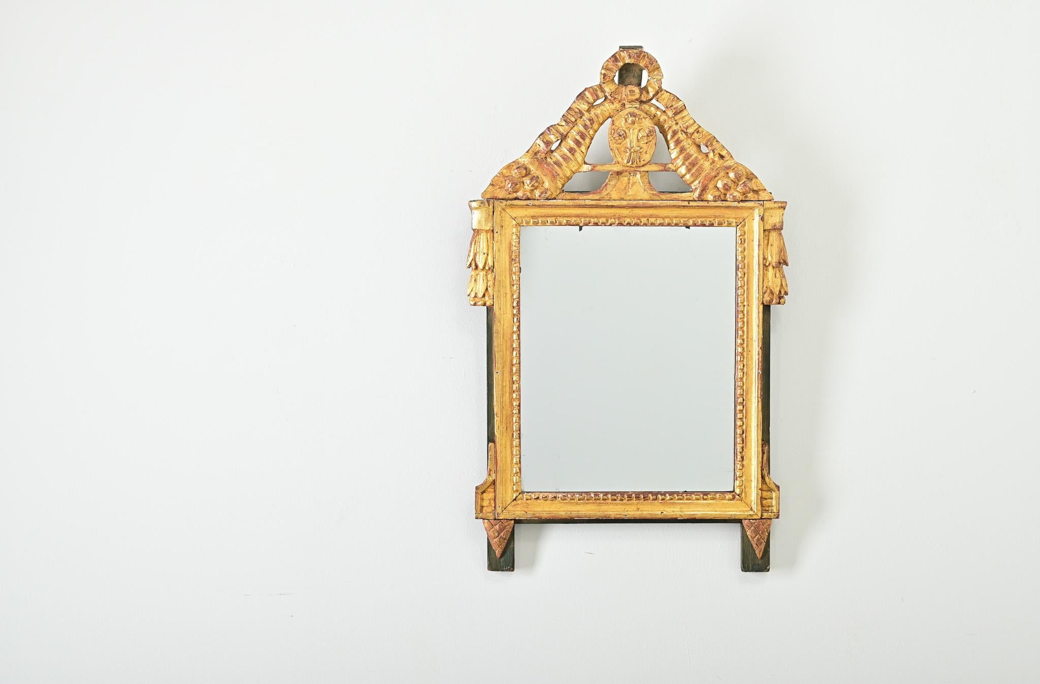 Français Miroir Louis XVI doré et peint du 18ème siècle en vente