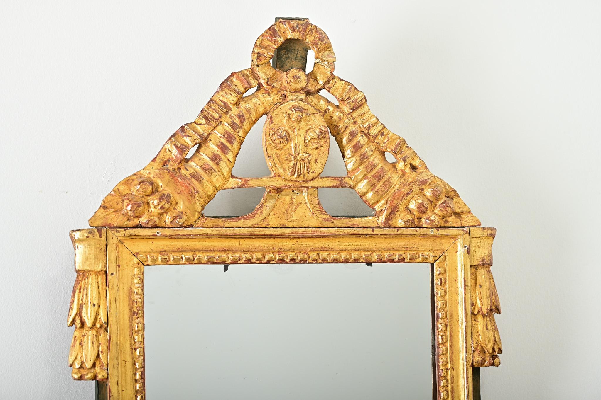 Sculpté Miroir Louis XVI doré et peint du 18ème siècle en vente