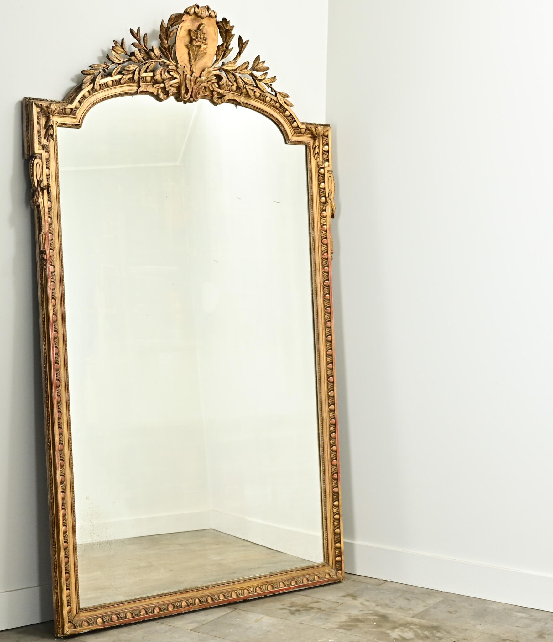Bois doré Miroir doré Louis XVI du XVIIIe siècle en vente