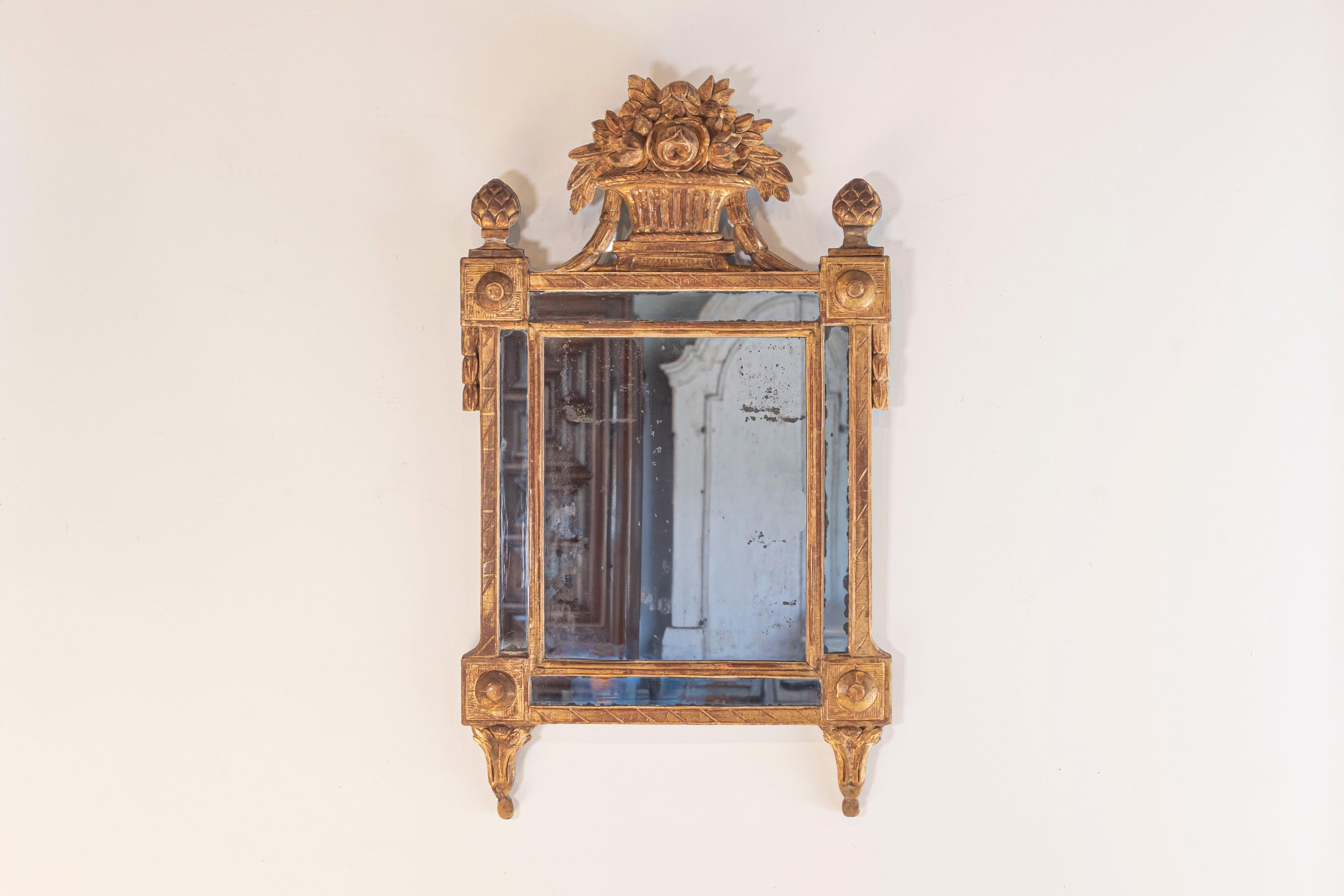 Miroir de pareclose en bois doré d'époque Louis XVI vers 1790 avec un bouquet de fleurs sculpté. Rehaussez l'élégance de votre espace avec cet exquis miroir à parecloses en bois doré d'époque Louis XVI, datant de la fin du XVIIIe siècle. Fabriqué