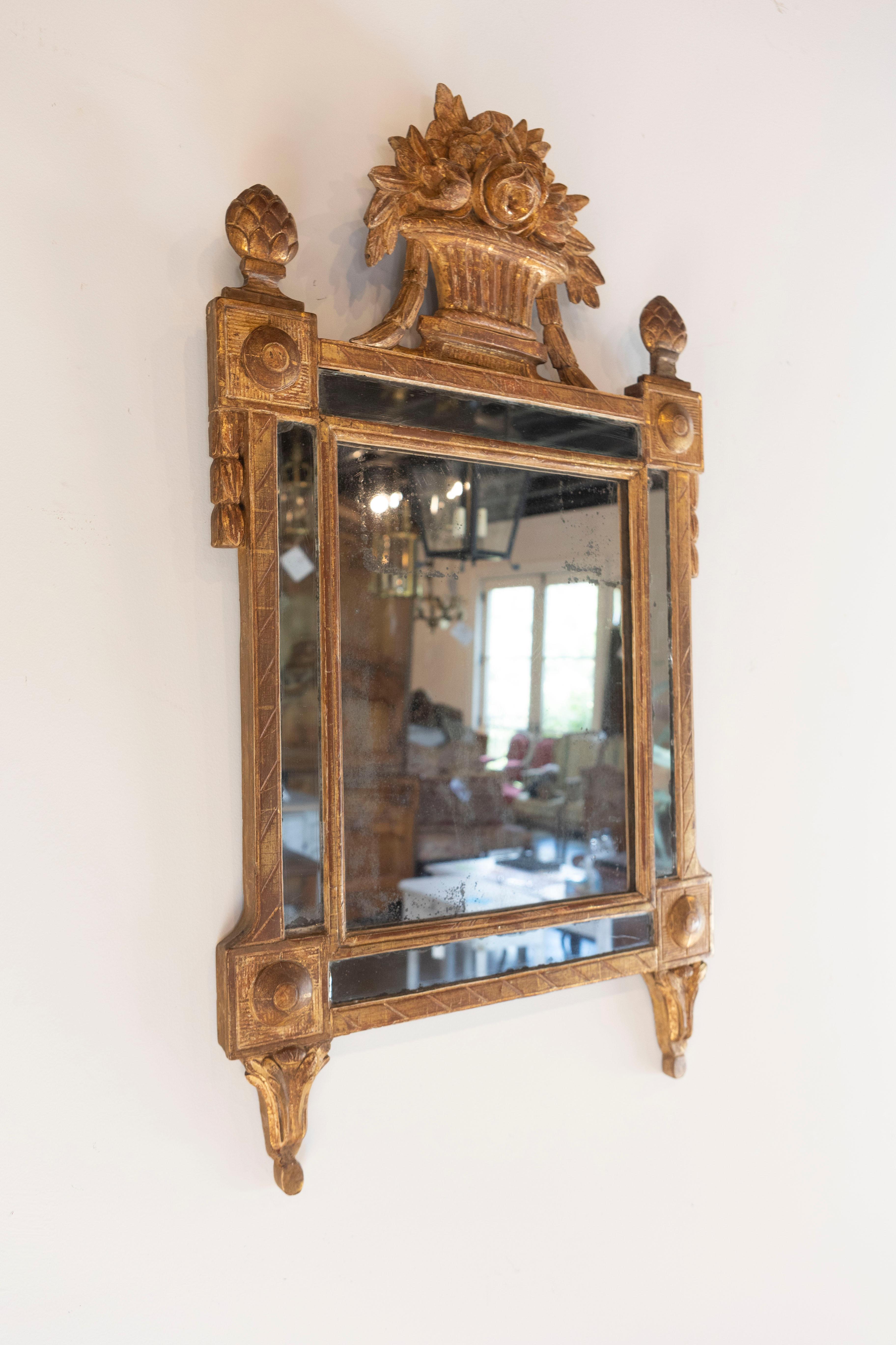 Sculpté Miroir Louis XVI français du 18ème siècle Circa 1790 en vente