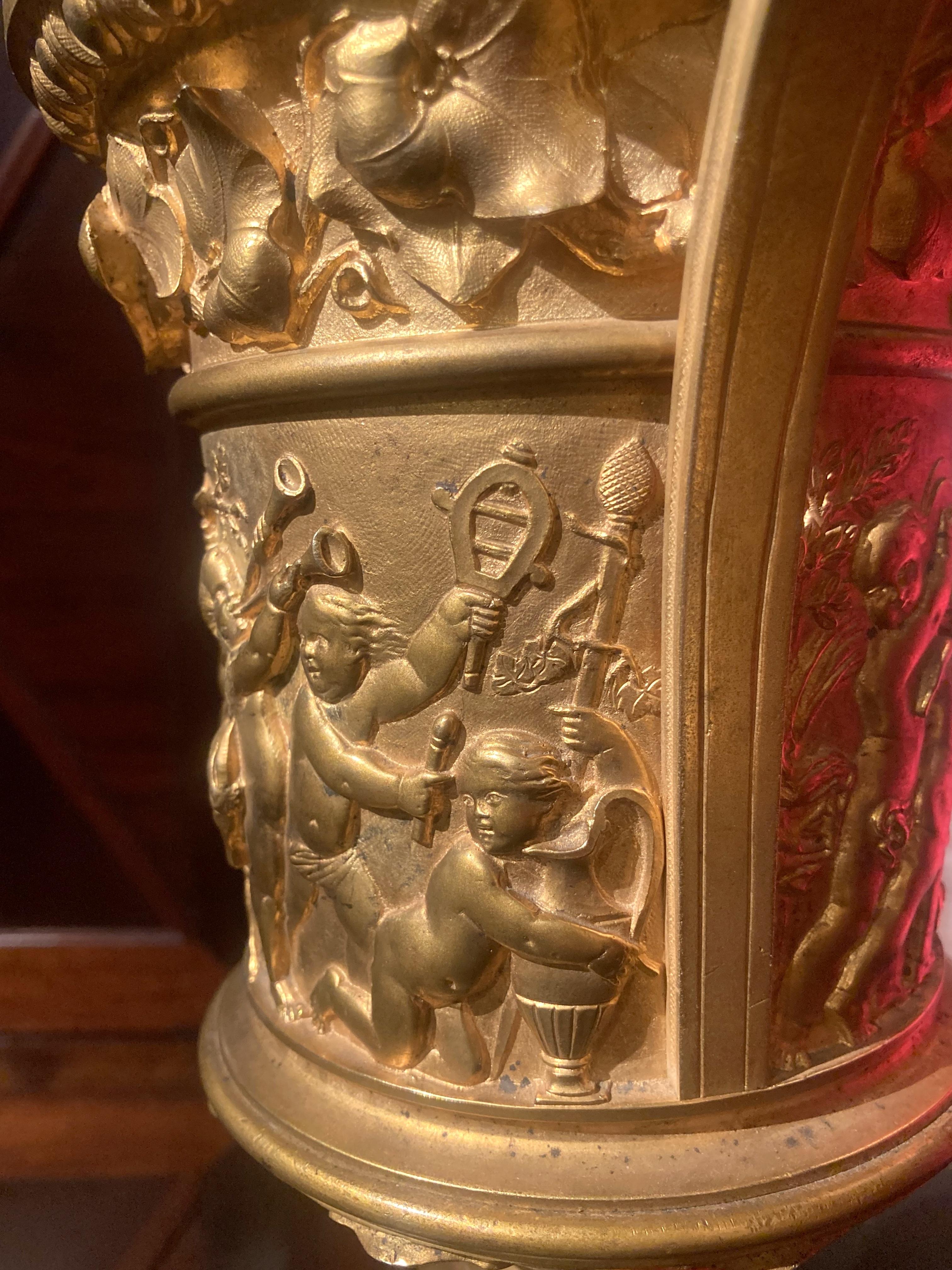 Französische Louis-XVI-Vasen mit Goldbronze-Griff aus dem 18. Jahrhundert, Relief Putto auf Marmorsockel, Relief im Angebot 3