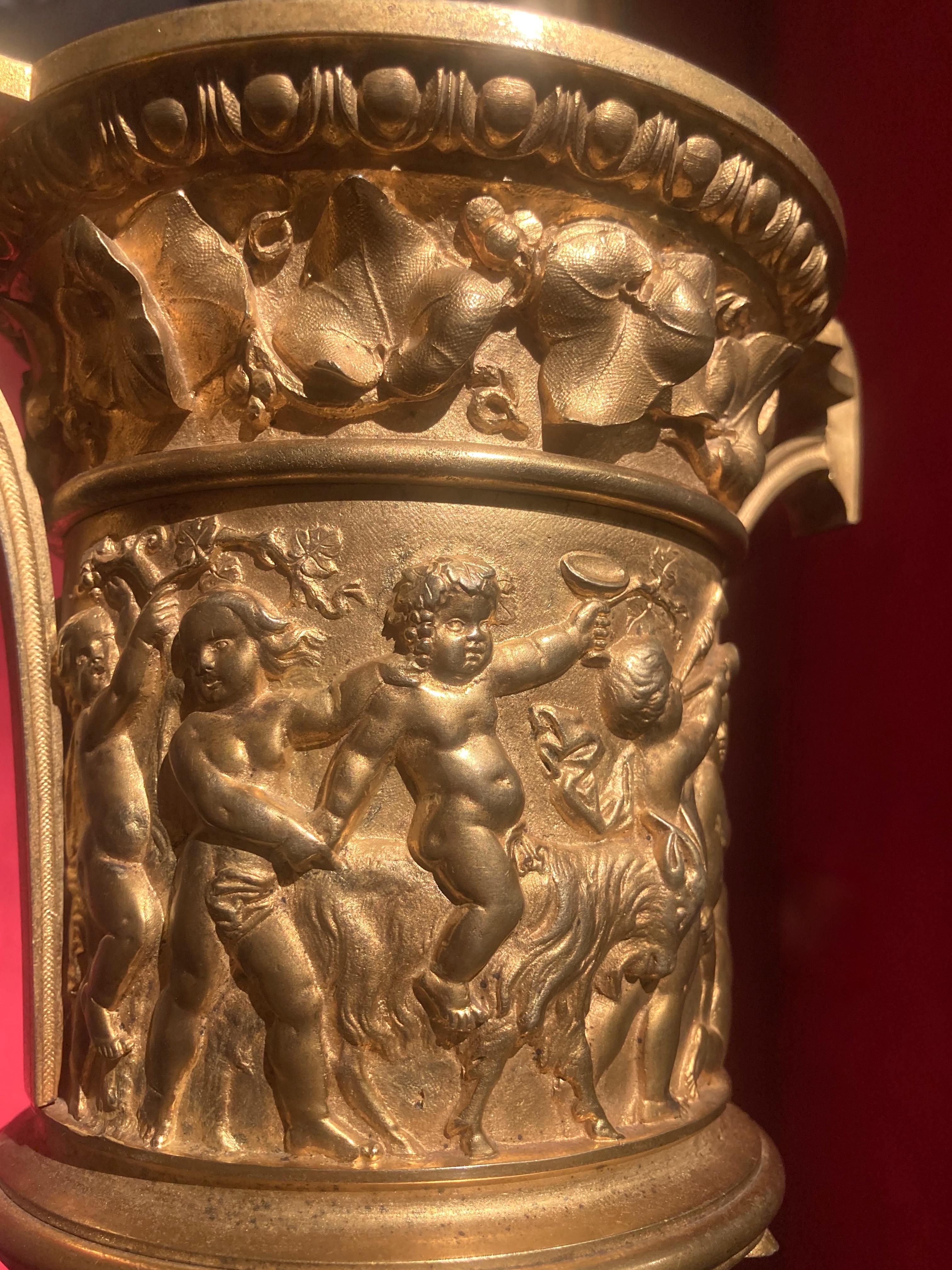 Französische Louis-XVI-Vasen mit Goldbronze-Griff aus dem 18. Jahrhundert, Relief Putto auf Marmorsockel, Relief im Angebot 4
