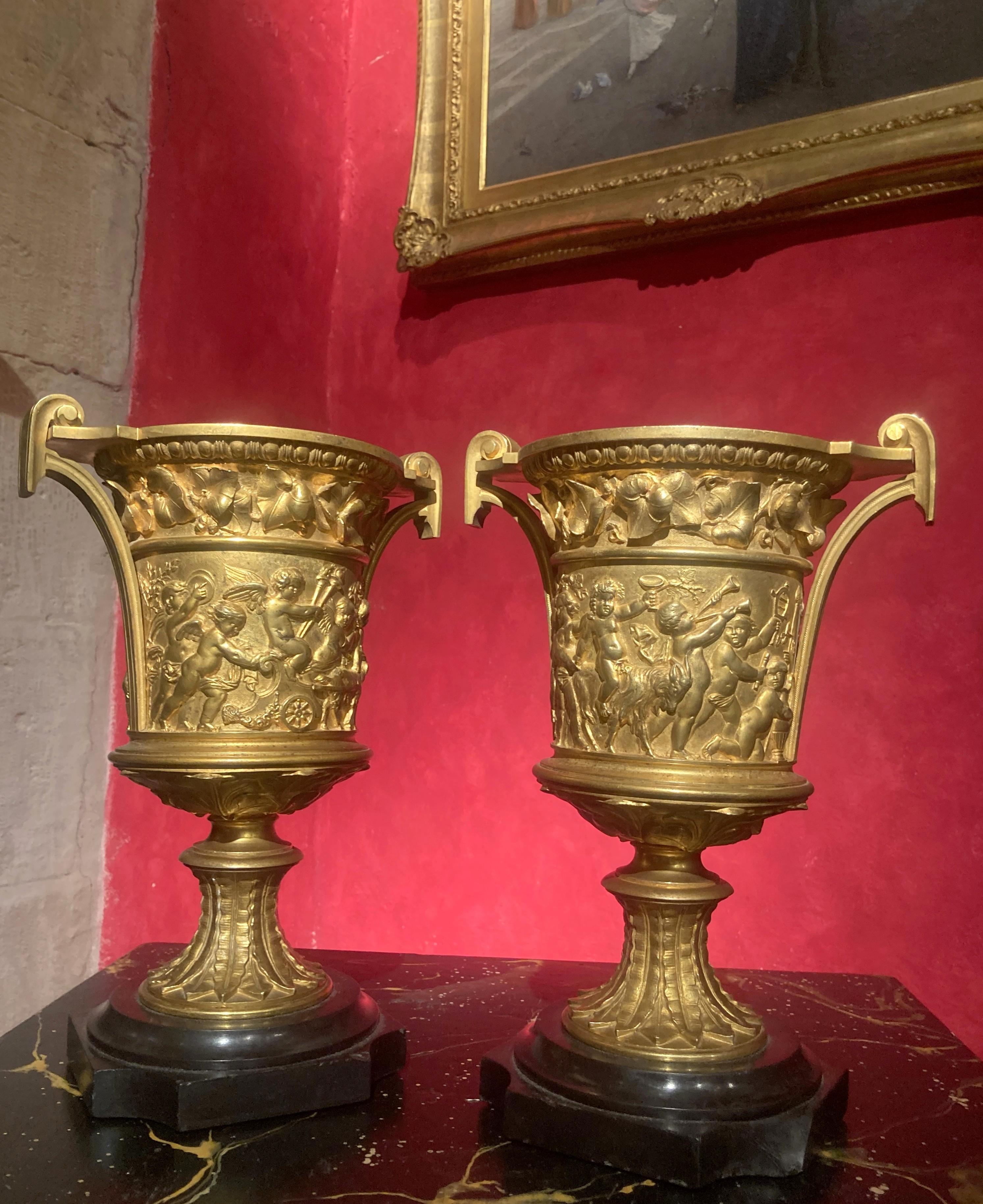 Französische Louis-XVI-Vasen mit Goldbronze-Griff aus dem 18. Jahrhundert, Relief Putto auf Marmorsockel, Relief im Angebot 7