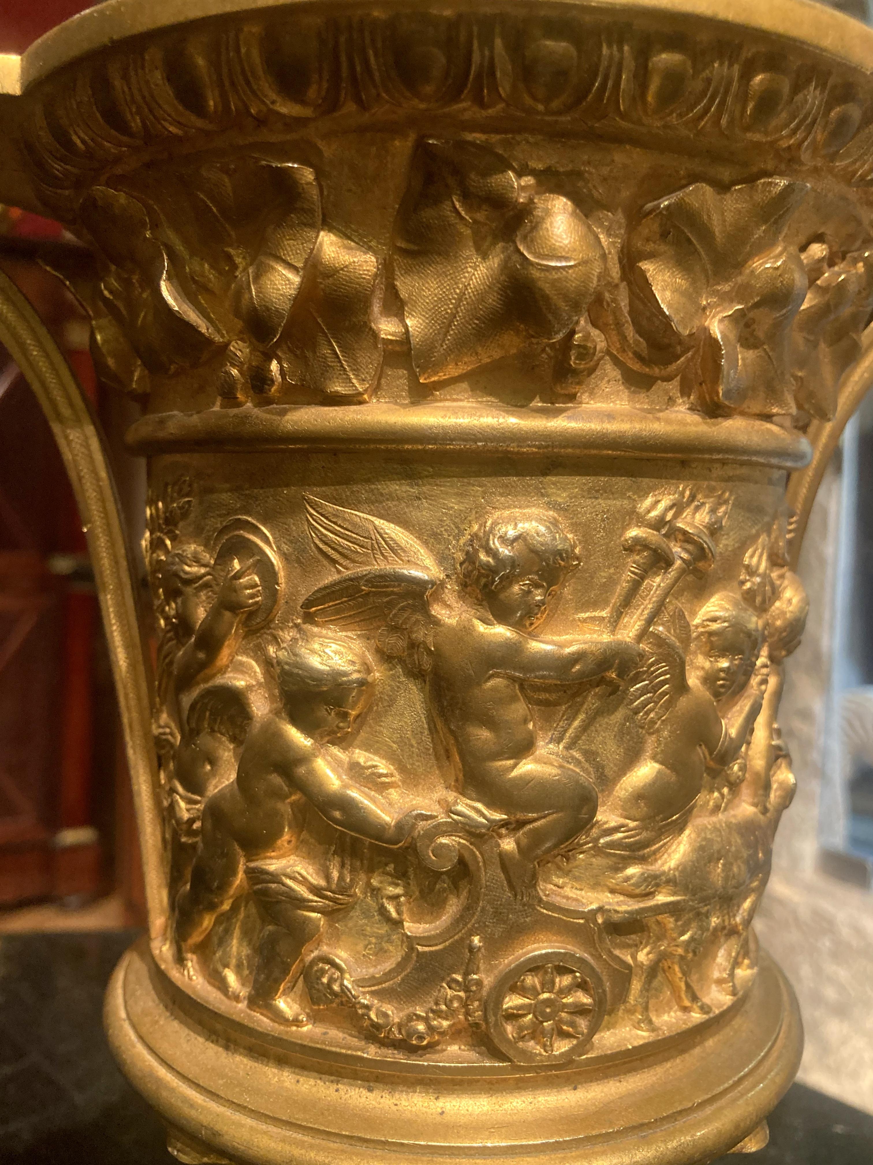 Französische Louis-XVI-Vasen mit Goldbronze-Griff aus dem 18. Jahrhundert, Relief Putto auf Marmorsockel, Relief im Angebot 8