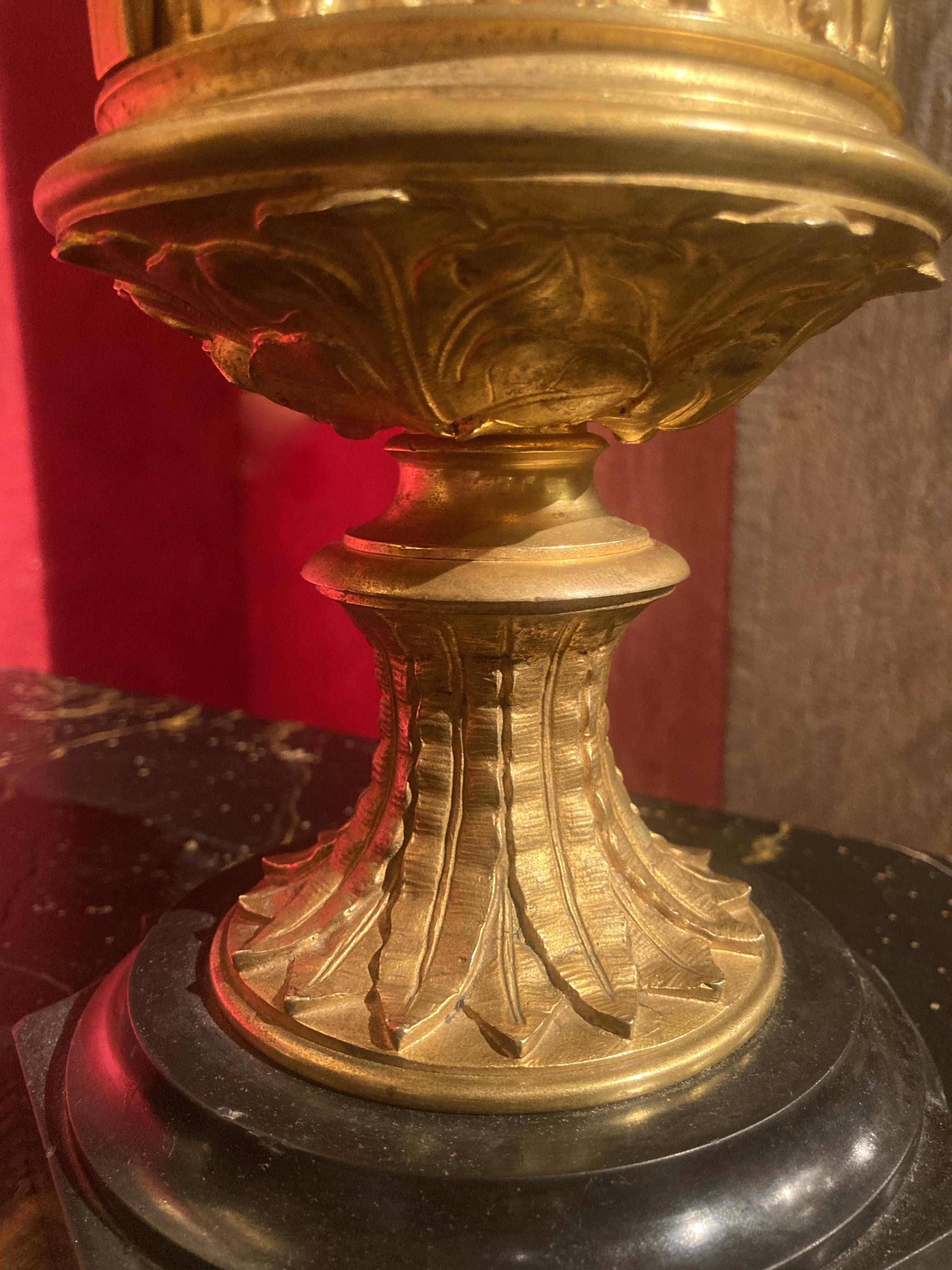 Französische Louis-XVI-Vasen mit Goldbronze-Griff aus dem 18. Jahrhundert, Relief Putto auf Marmorsockel, Relief im Zustand „Gut“ im Angebot in Firenze, IT