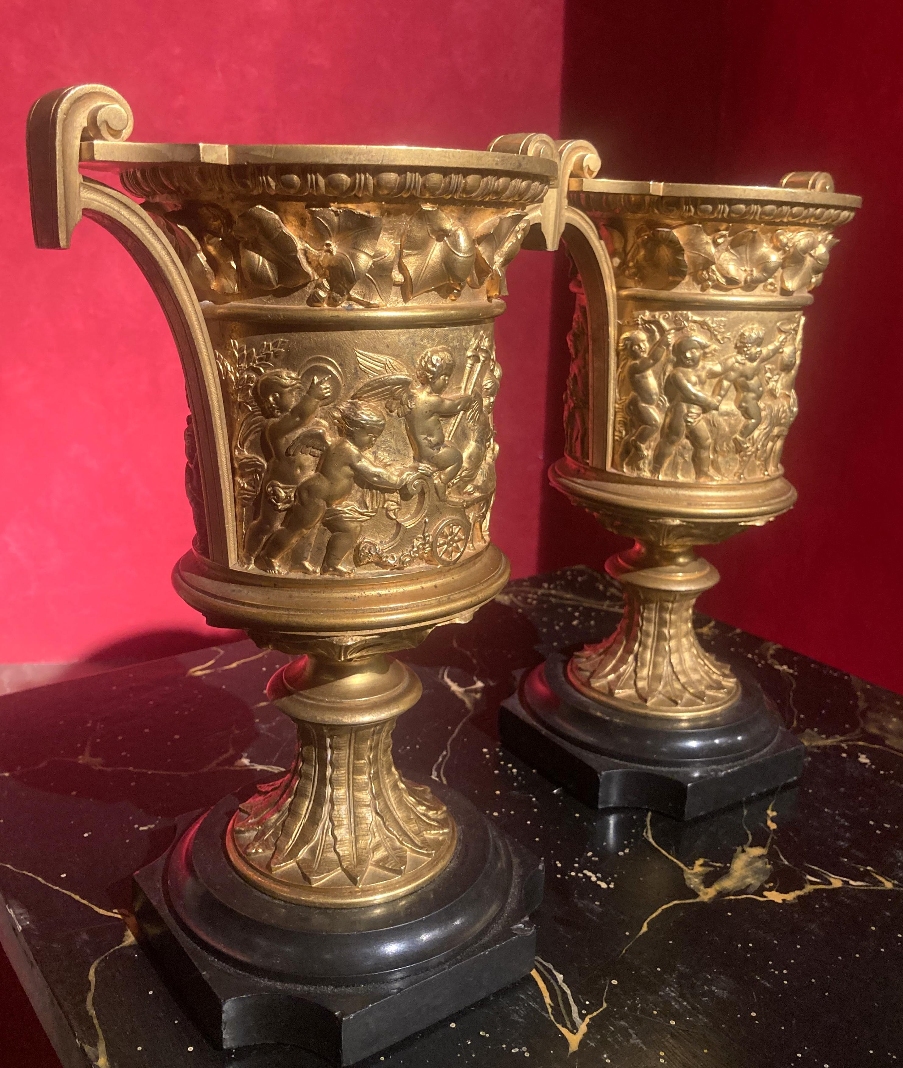 Französische Louis-XVI-Vasen mit Goldbronze-Griff aus dem 18. Jahrhundert, Relief Putto auf Marmorsockel, Relief (Bronze) im Angebot