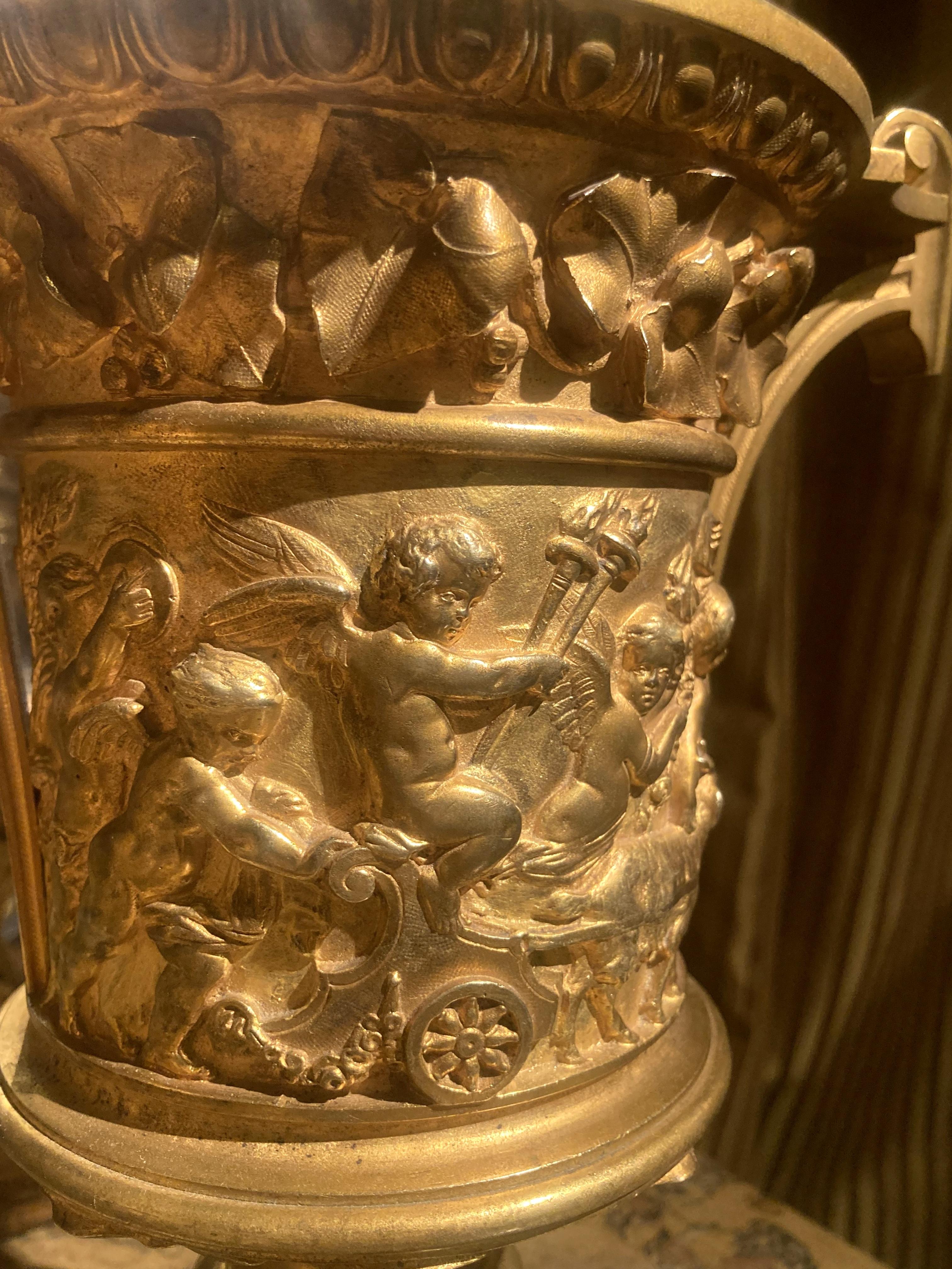 Französische Louis-XVI-Vasen mit Goldbronze-Griff aus dem 18. Jahrhundert, Relief Putto auf Marmorsockel, Relief im Angebot 1