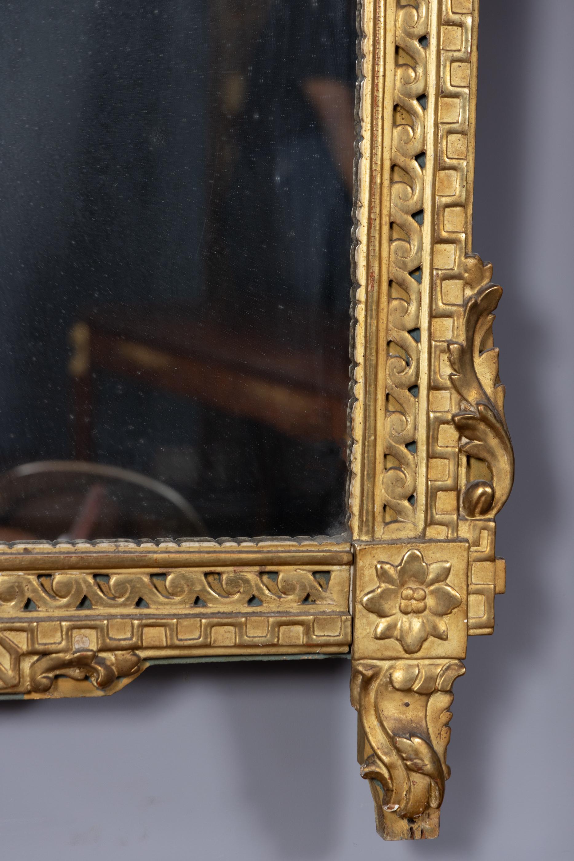 Miroir français d'époque Louis XVI du 18ème siècle sculpté en feuilles d'or en vente 4