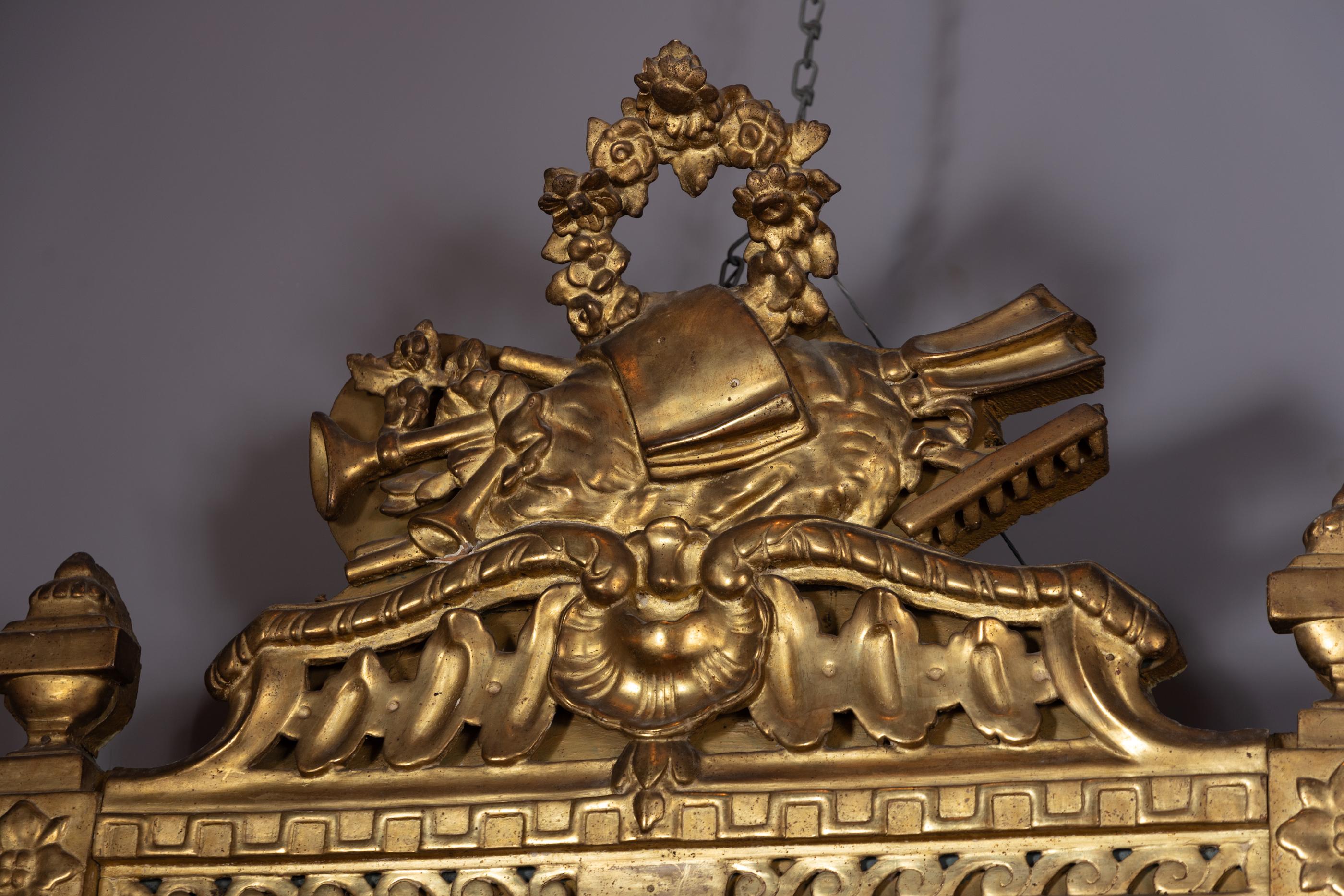 Français Miroir français d'époque Louis XVI du 18ème siècle sculpté en feuilles d'or en vente