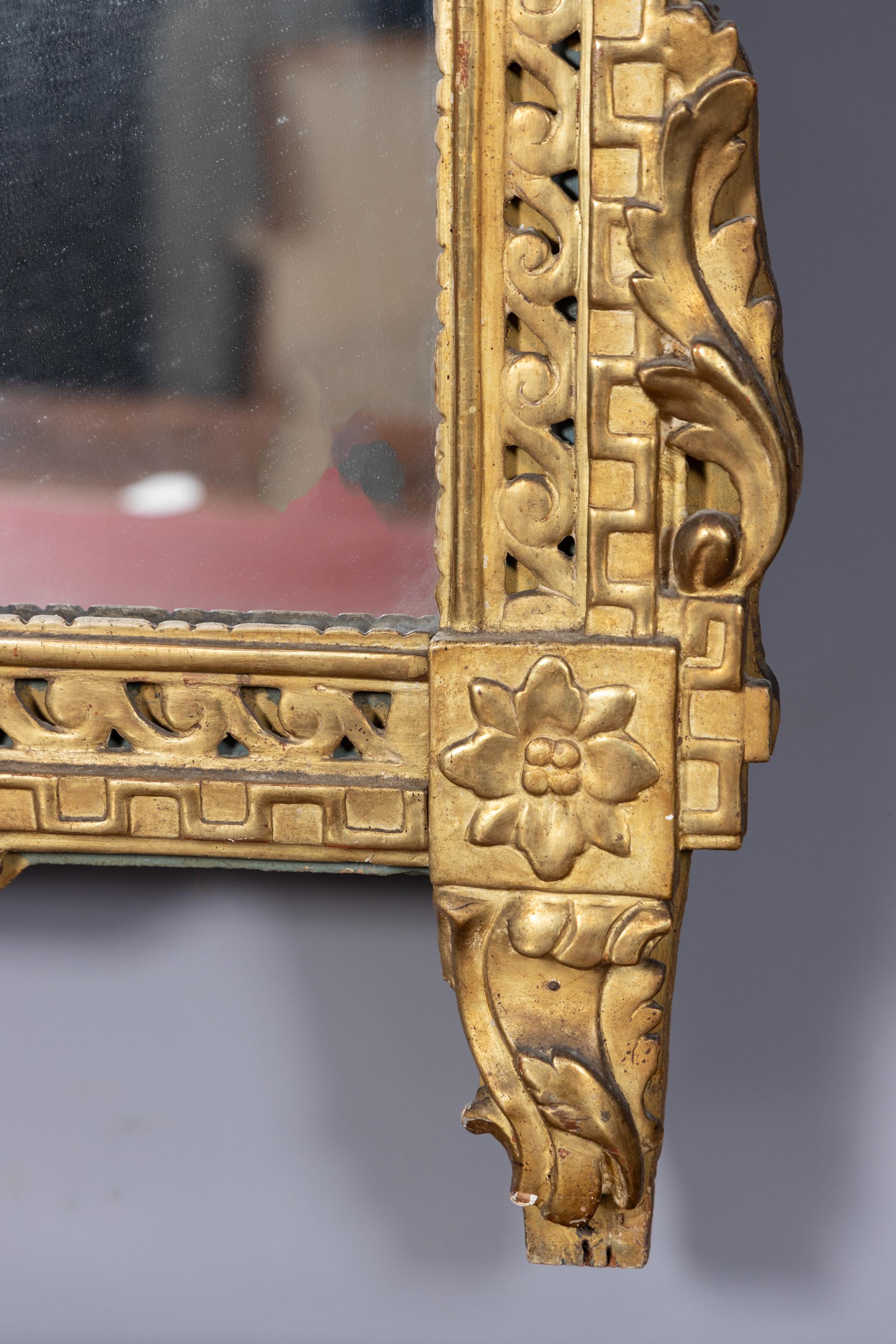 Miroir français d'époque Louis XVI du 18ème siècle sculpté en feuilles d'or Bon état - En vente à New Orleans, LA