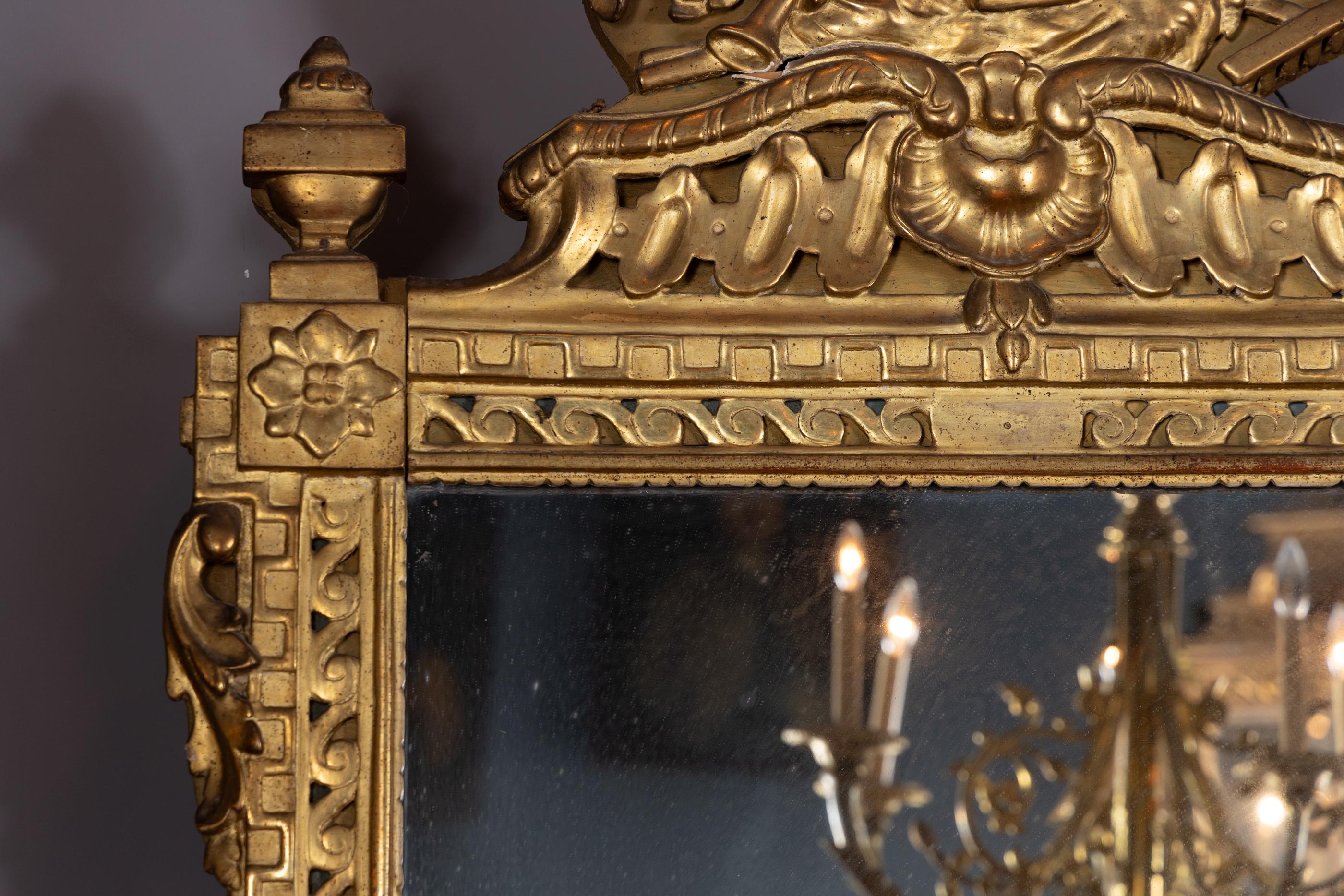 Miroir français d'époque Louis XVI du 18ème siècle sculpté en feuilles d'or en vente 2