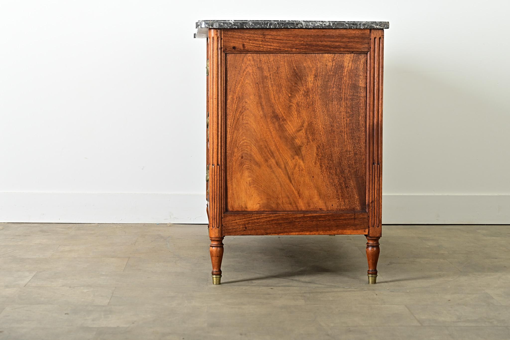 Cómoda francesa de época Luis XVI del siglo XVIII en venta 5