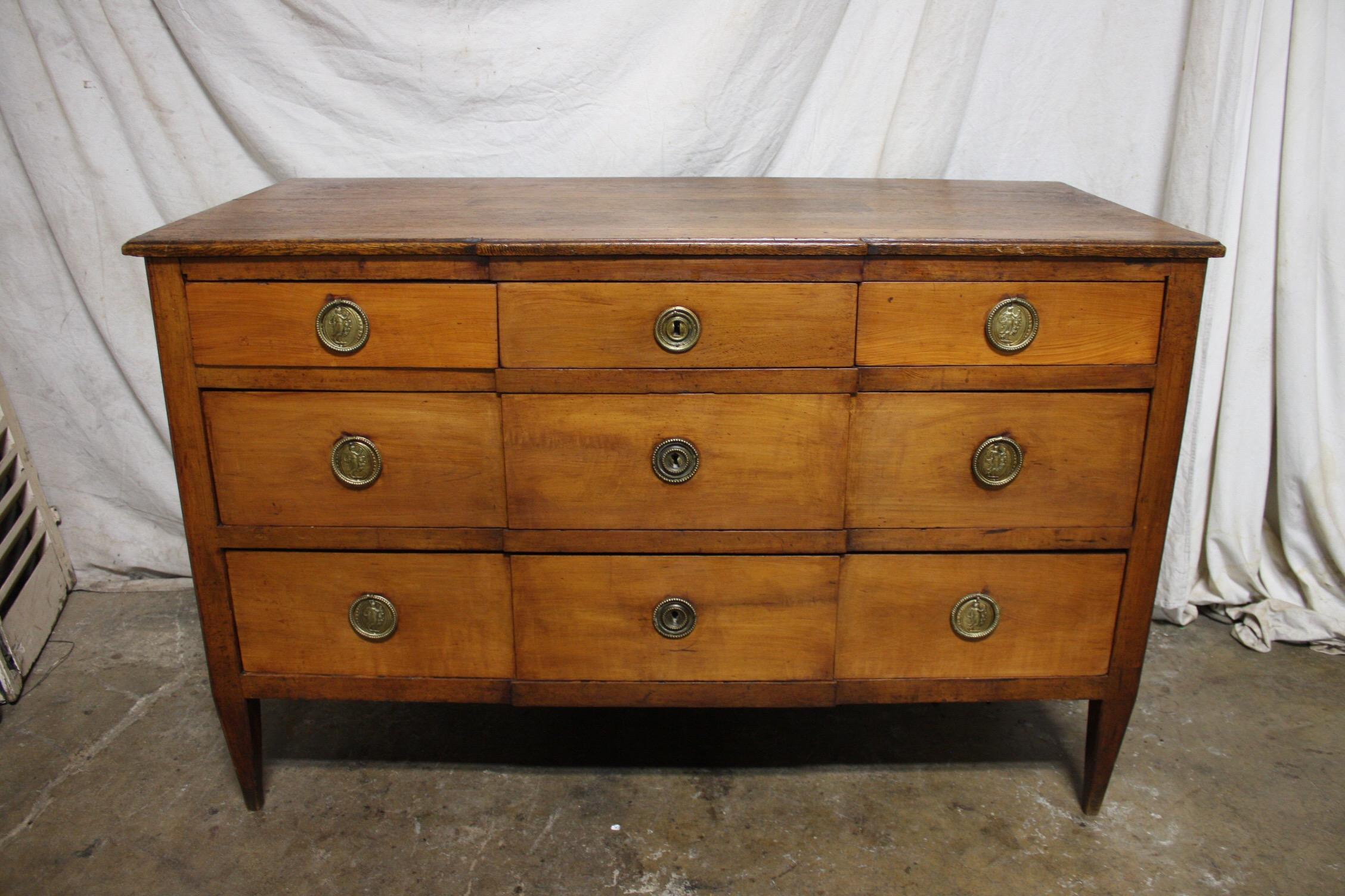 Amazing piece, It is made with 2 woods, the top and frames are in oak, the drawers and sides are in walnut. This chest is strong and powerful, it wears a lot of history and you feel it when you look at it. Very nice line on the drawers with a square