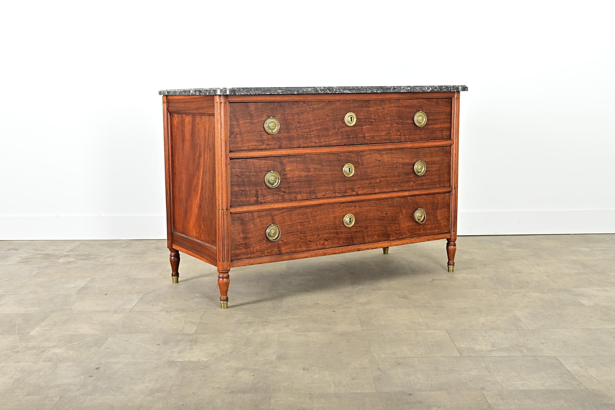 Cómoda francesa de época Luis XVI del siglo XVIII en venta 2