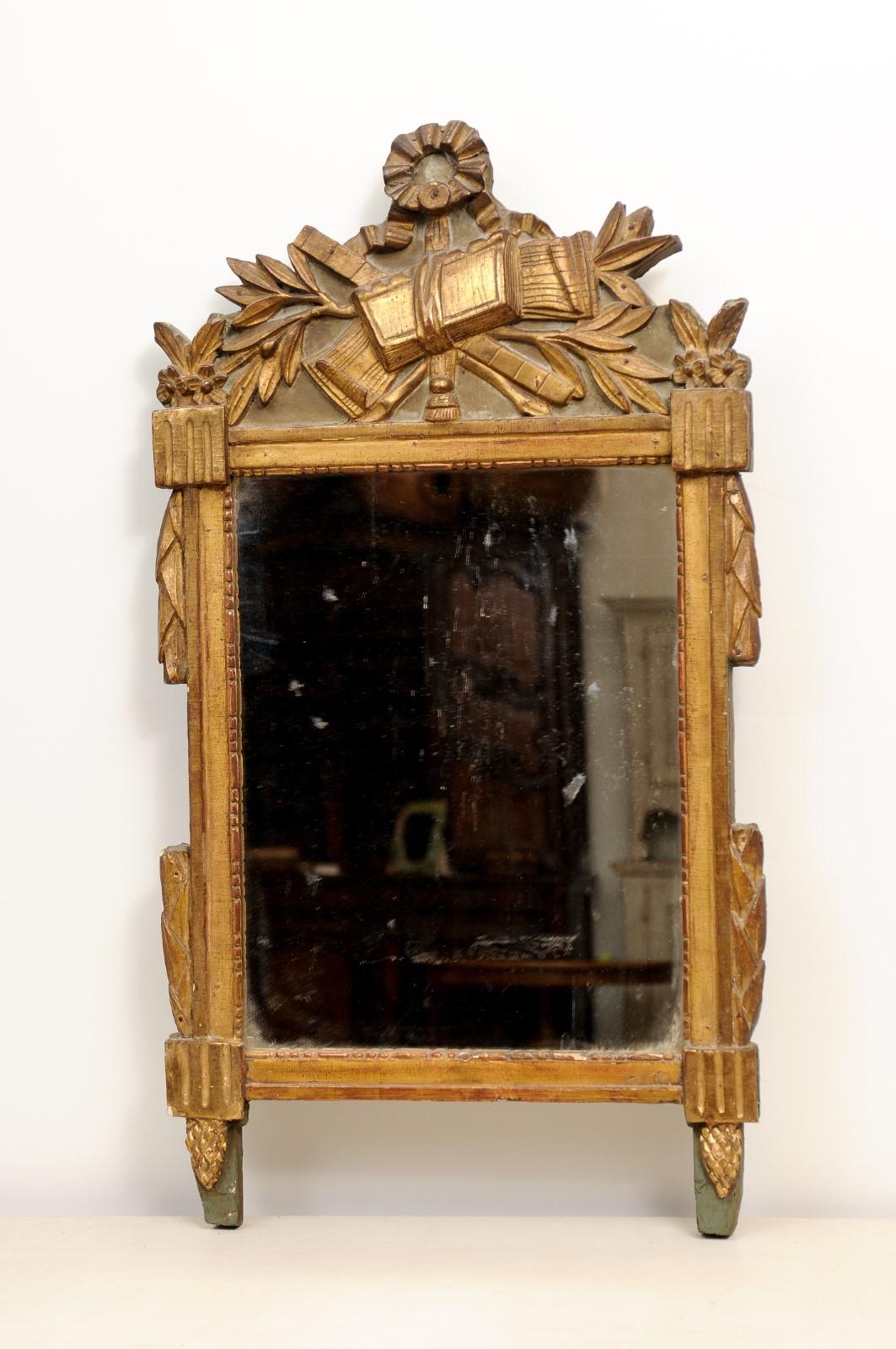 Français Miroir français d'époque Louis XVI du 18ème siècle en bois doré avec crête sculptée en vente