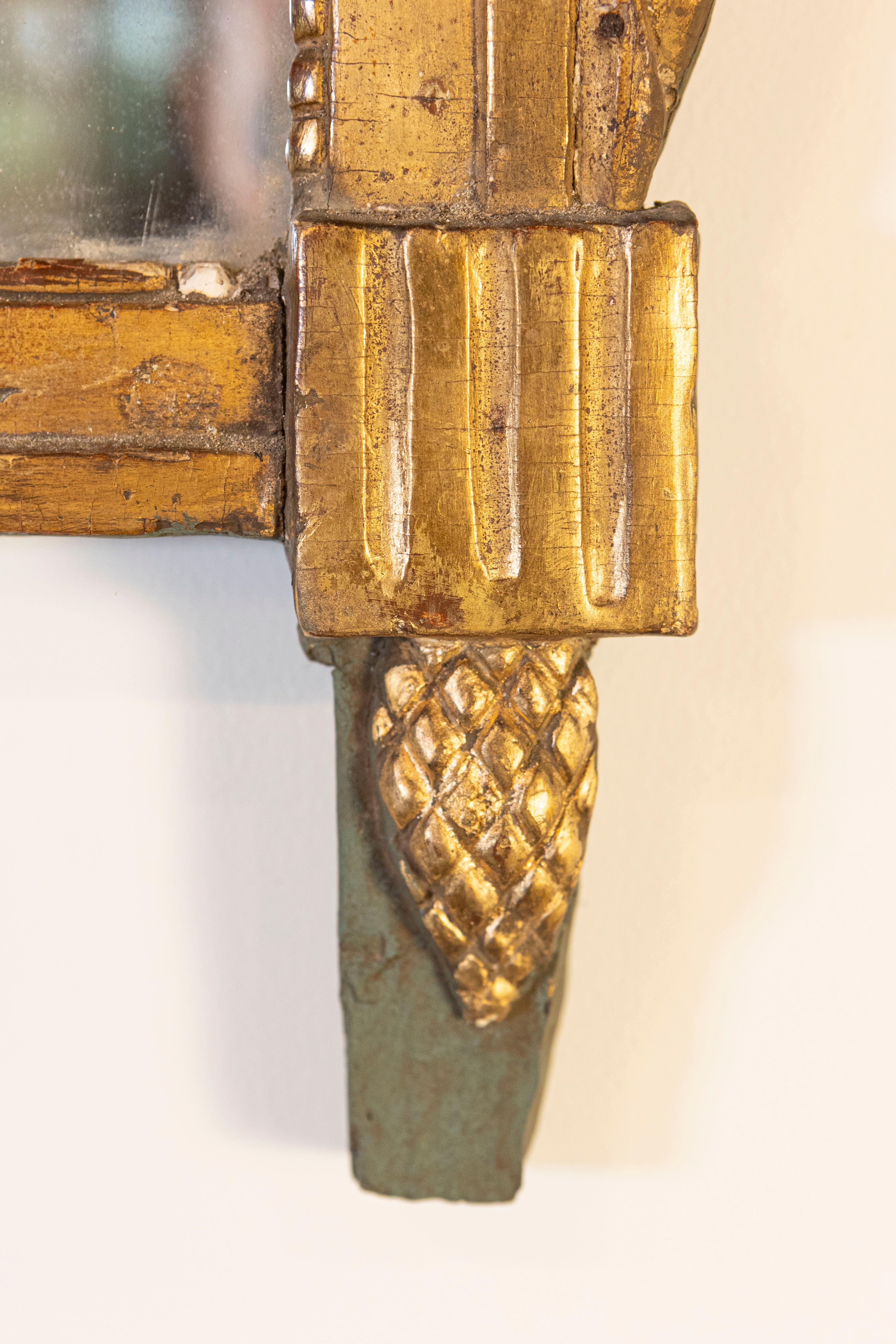 Français Miroir français d'époque Louis XVI du 18ème siècle en bois doré avec crête sculptée en vente