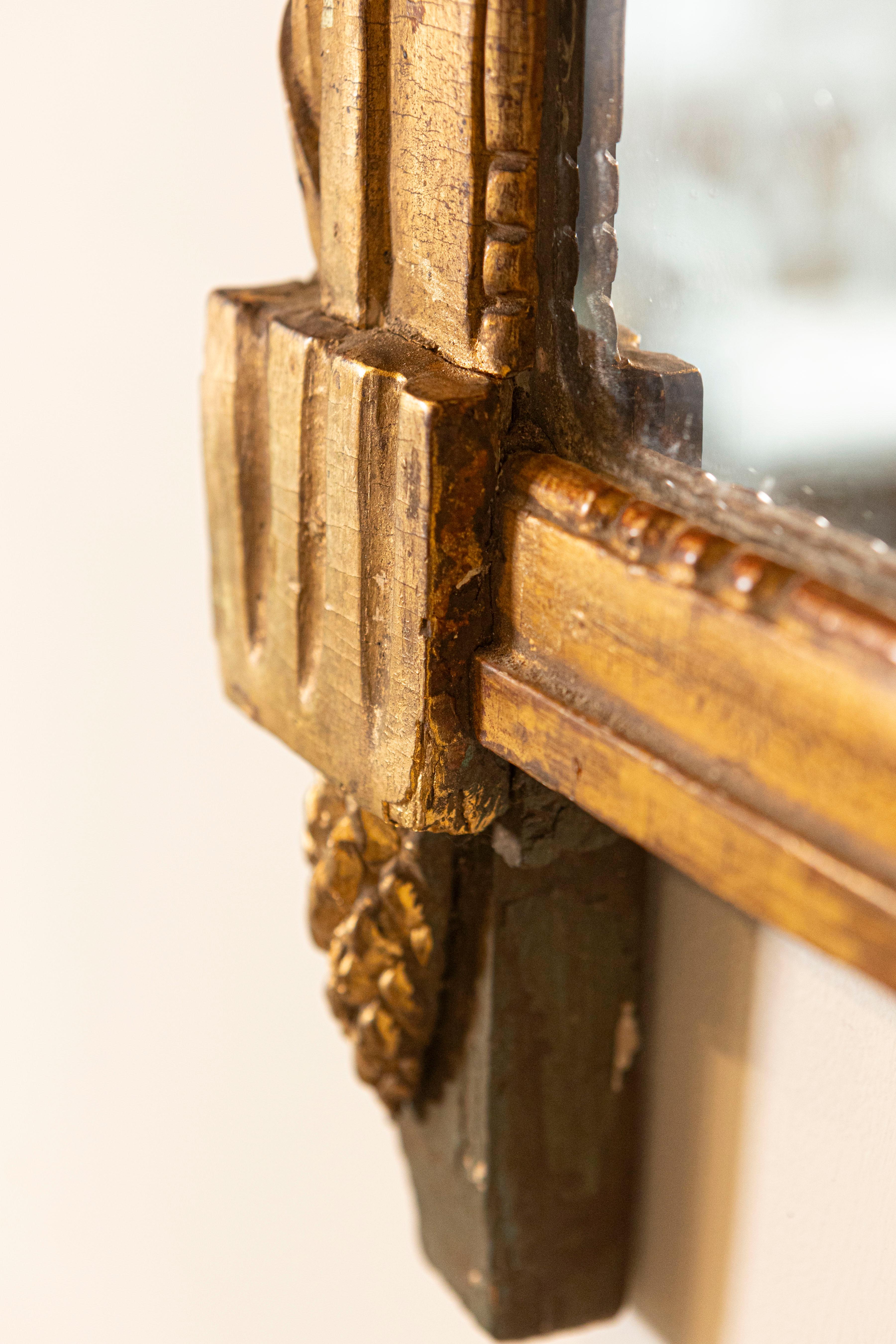 Sculpté Miroir français d'époque Louis XVI du 18ème siècle en bois doré avec crête sculptée en vente