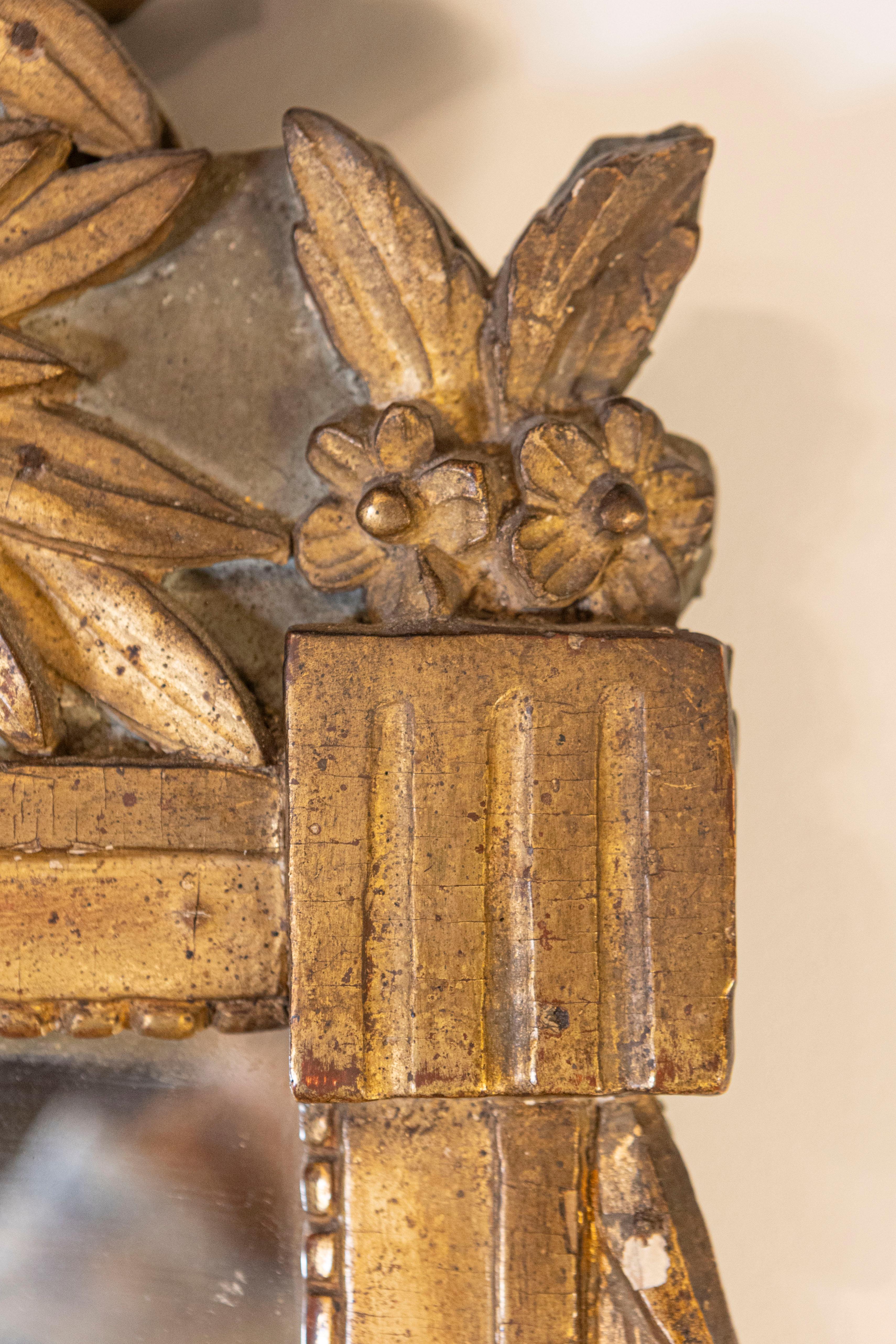 Miroir français d'époque Louis XVI du 18ème siècle en bois doré avec crête sculptée Bon état - En vente à Atlanta, GA