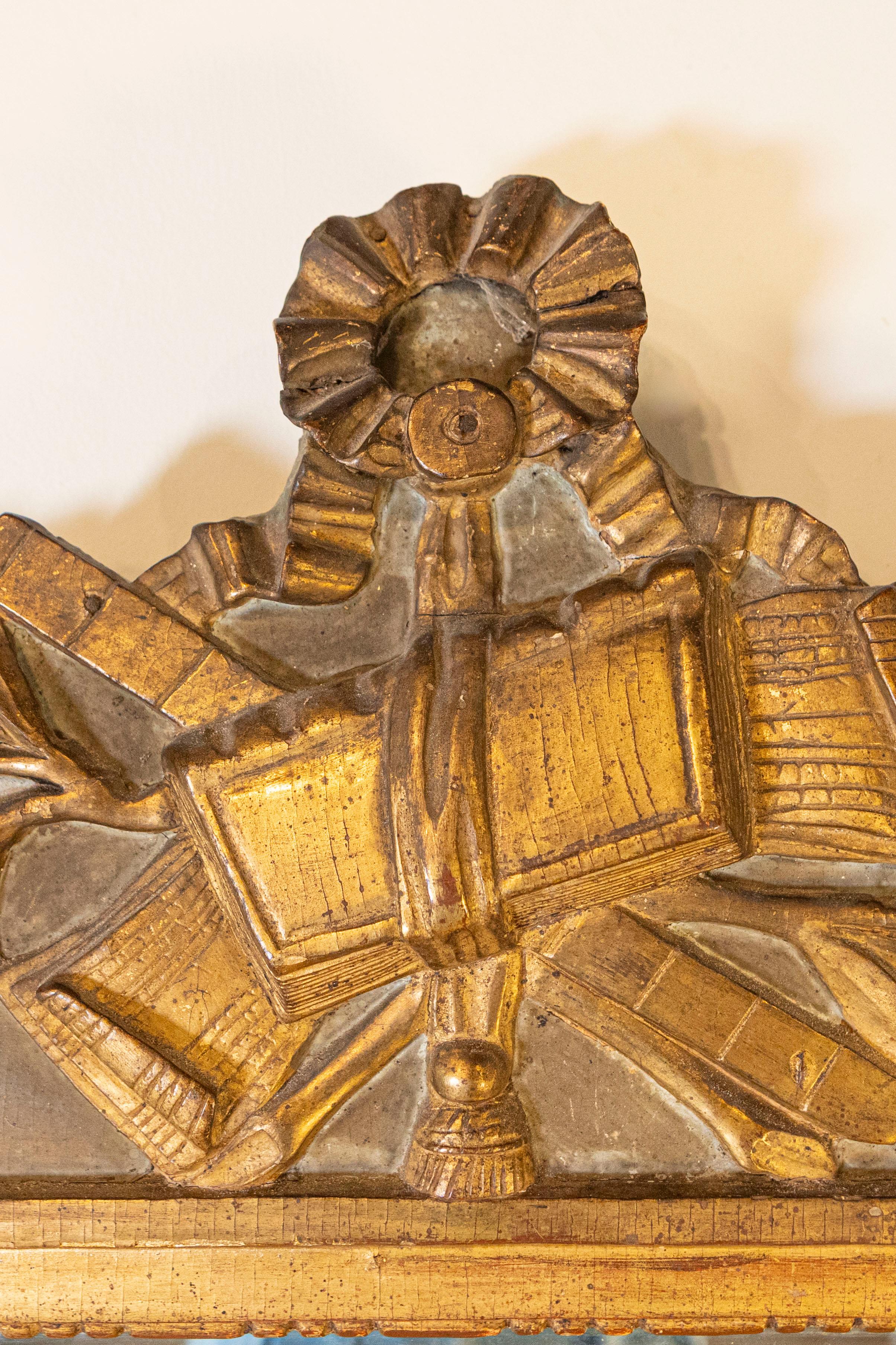 XVIIIe siècle Miroir français d'époque Louis XVI du 18ème siècle en bois doré avec crête sculptée en vente