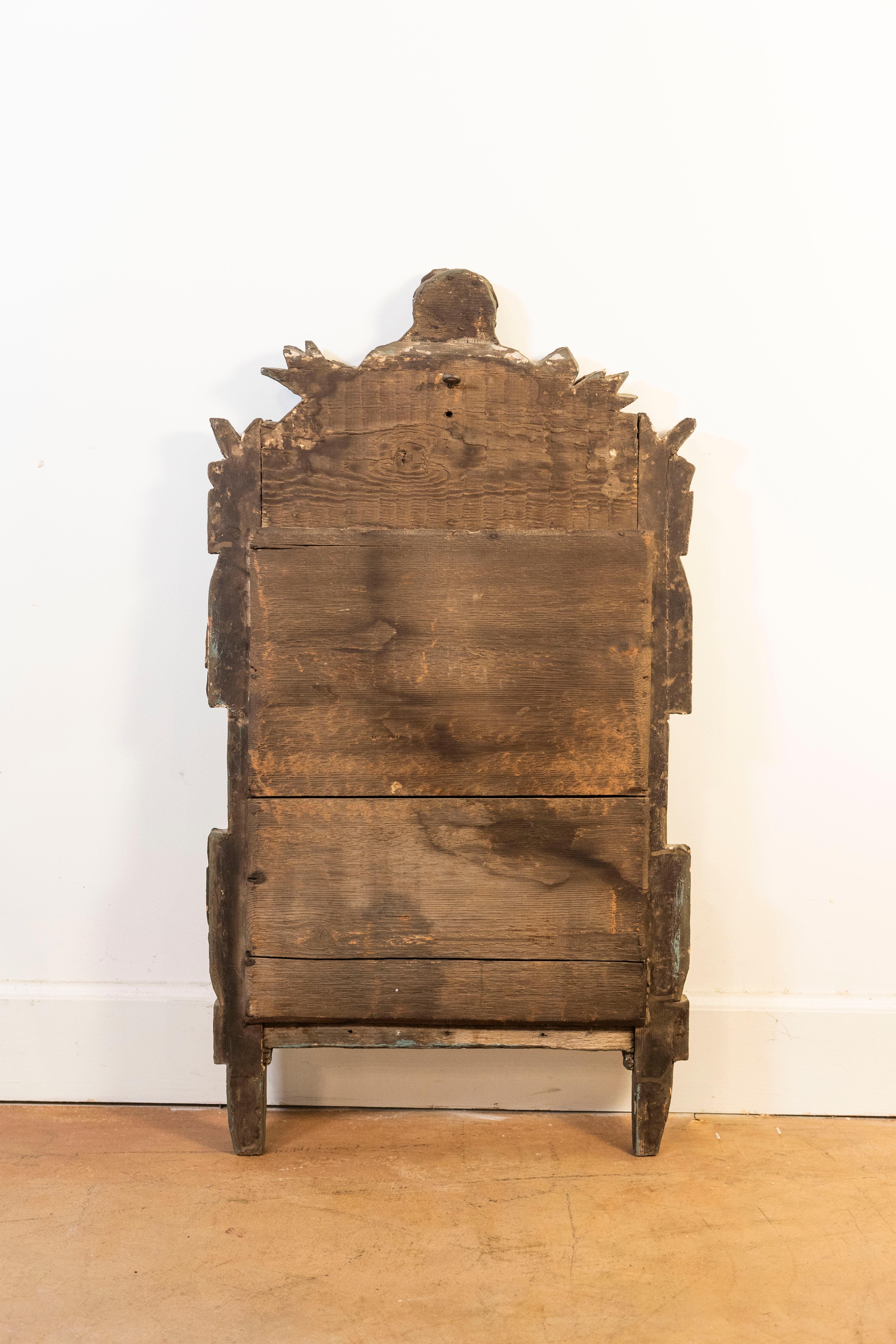 Miroir français d'époque Louis XVI du 18ème siècle en bois doré avec crête sculptée en vente 1