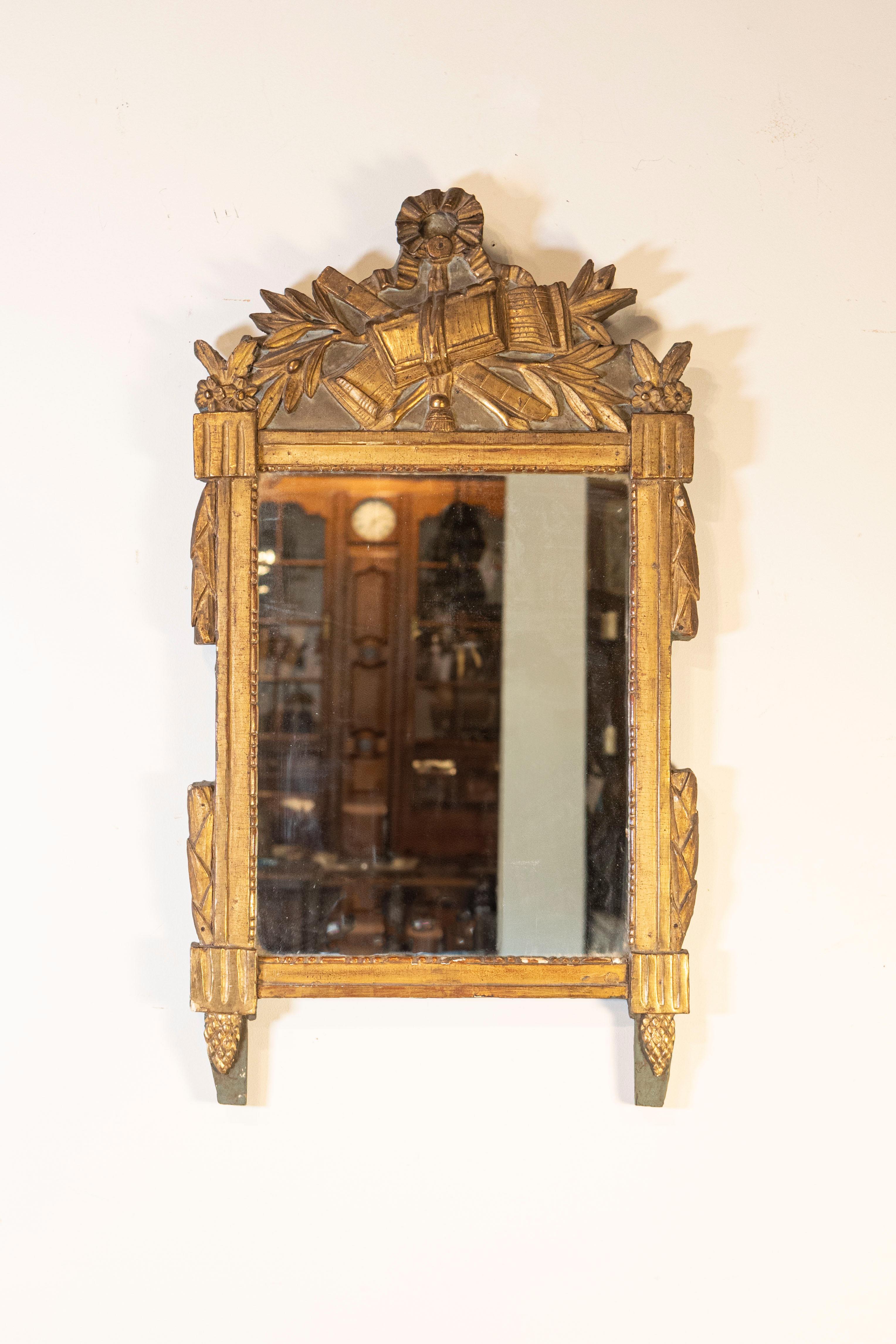 Miroir français d'époque Louis XVI du 18ème siècle en bois doré avec crête sculptée en vente 2