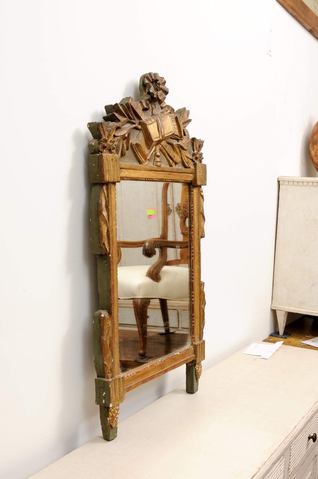 Miroir français d'époque Louis XVI du 18ème siècle en bois doré avec crête sculptée en vente 3