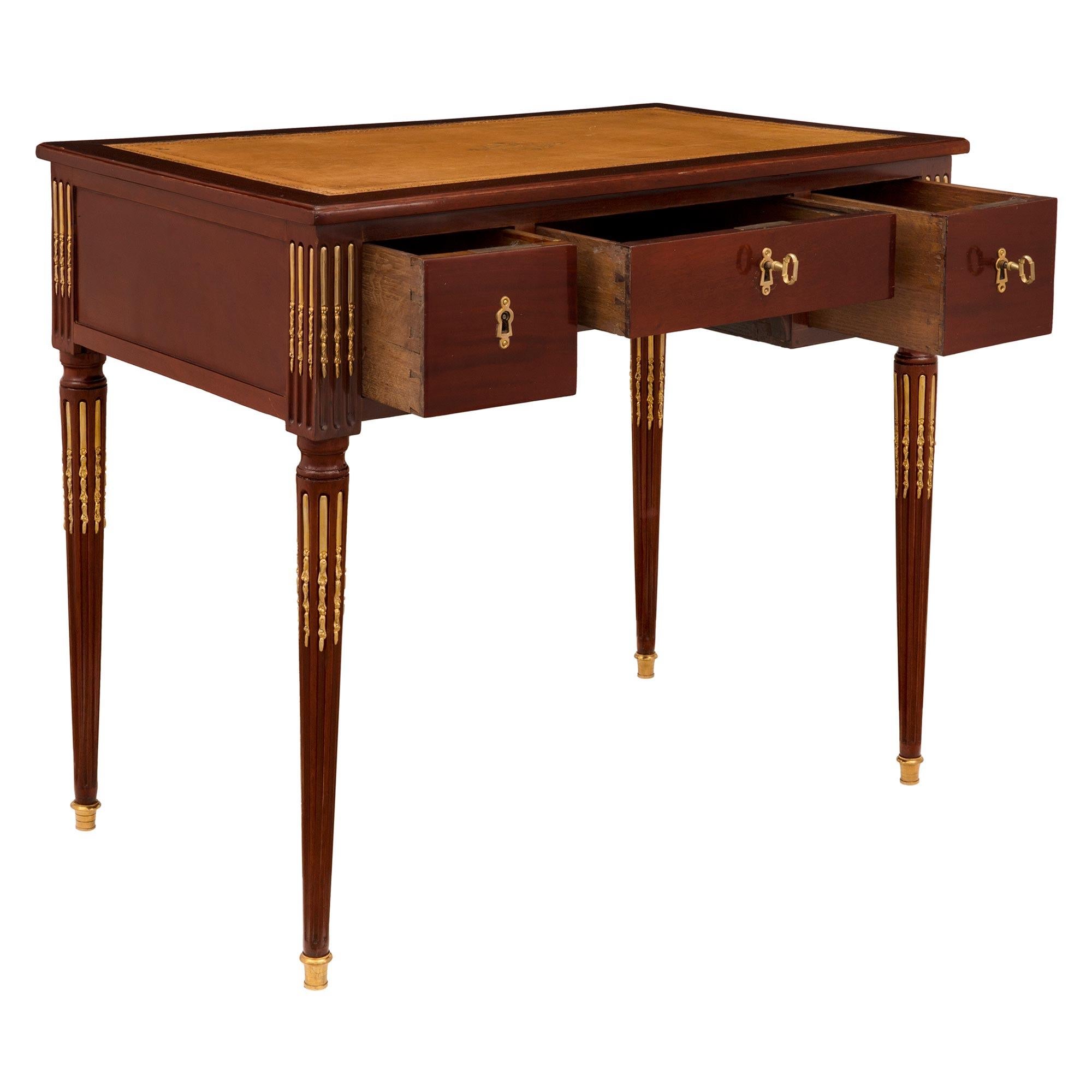 Bureau/table bureau français(e) d'époque Louis XVI du 18ème siècle en acajou et bronze doré Bon état - En vente à West Palm Beach, FL