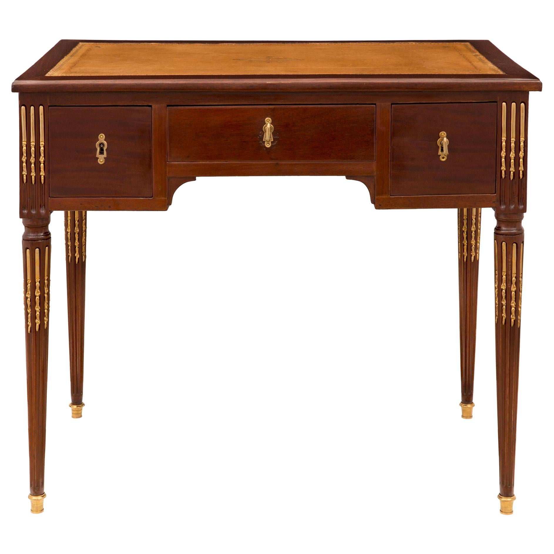 Bureau/table bureau français(e) d'époque Louis XVI du 18ème siècle en acajou et bronze doré