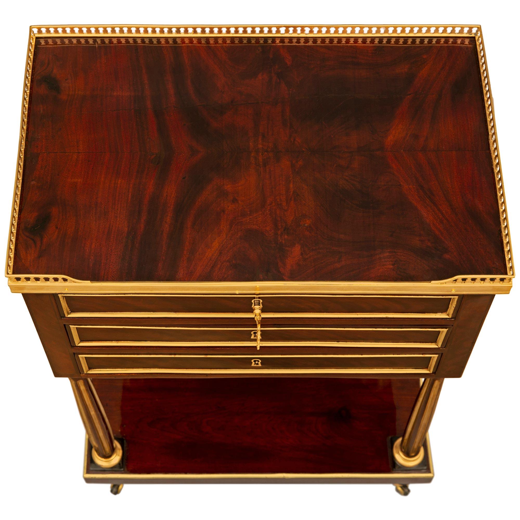 Meuble de chevet en acajou et ormeau d'époque Louis XVI du XVIIIe siècle en vente 4