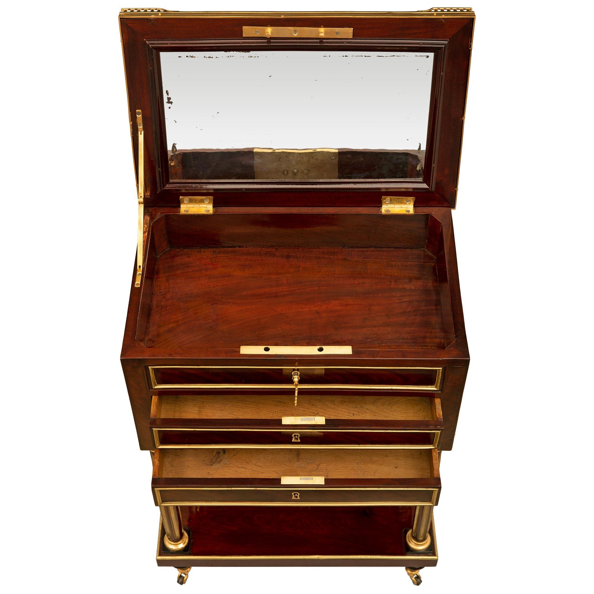 Superbe table de toilette/de chevet en acajou, acajou flammé et bronze doré d'époque Louis XVI du XVIIIe siècle, de très grande qualité. La table de toilette à deux tiroirs est surélevée par de délicats pieds en forme de topie avec de fines