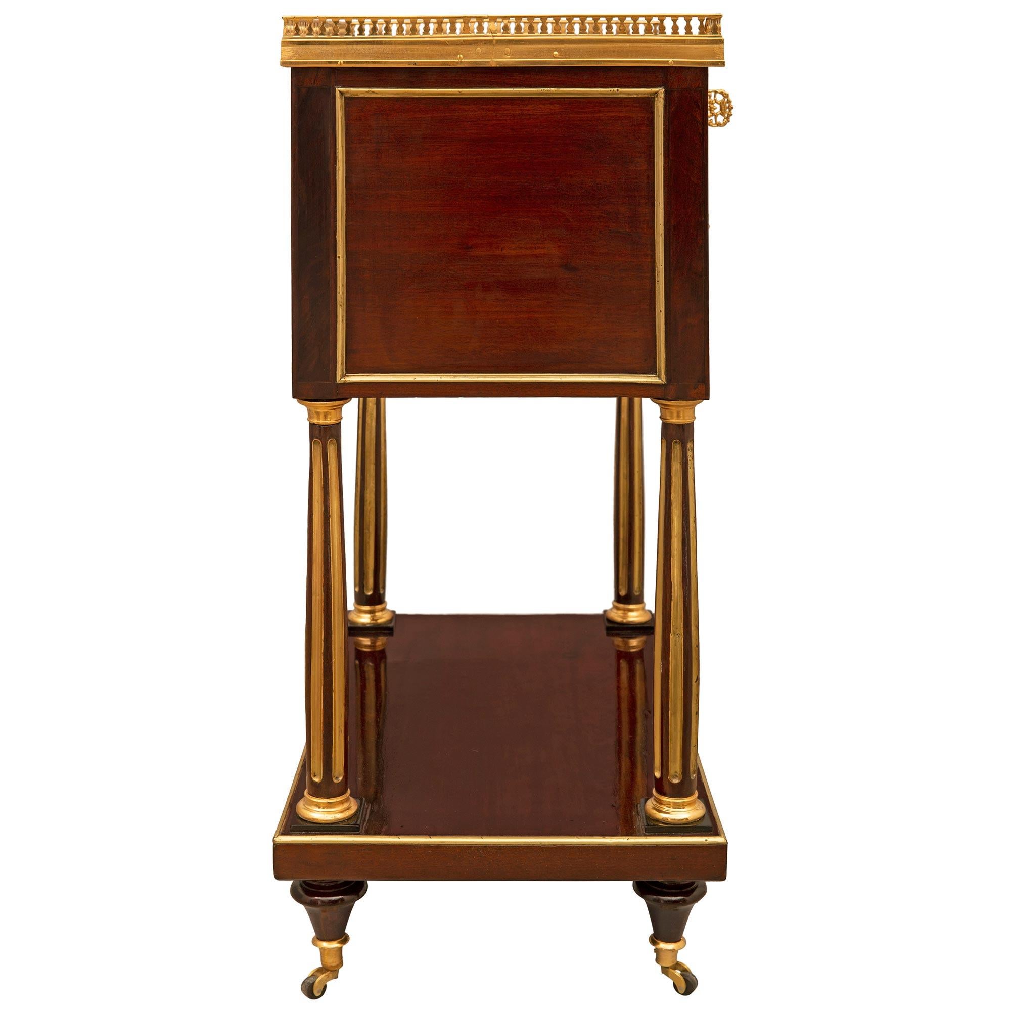 Meuble de chevet en acajou et ormeau d'époque Louis XVI du XVIIIe siècle Bon état - En vente à West Palm Beach, FL