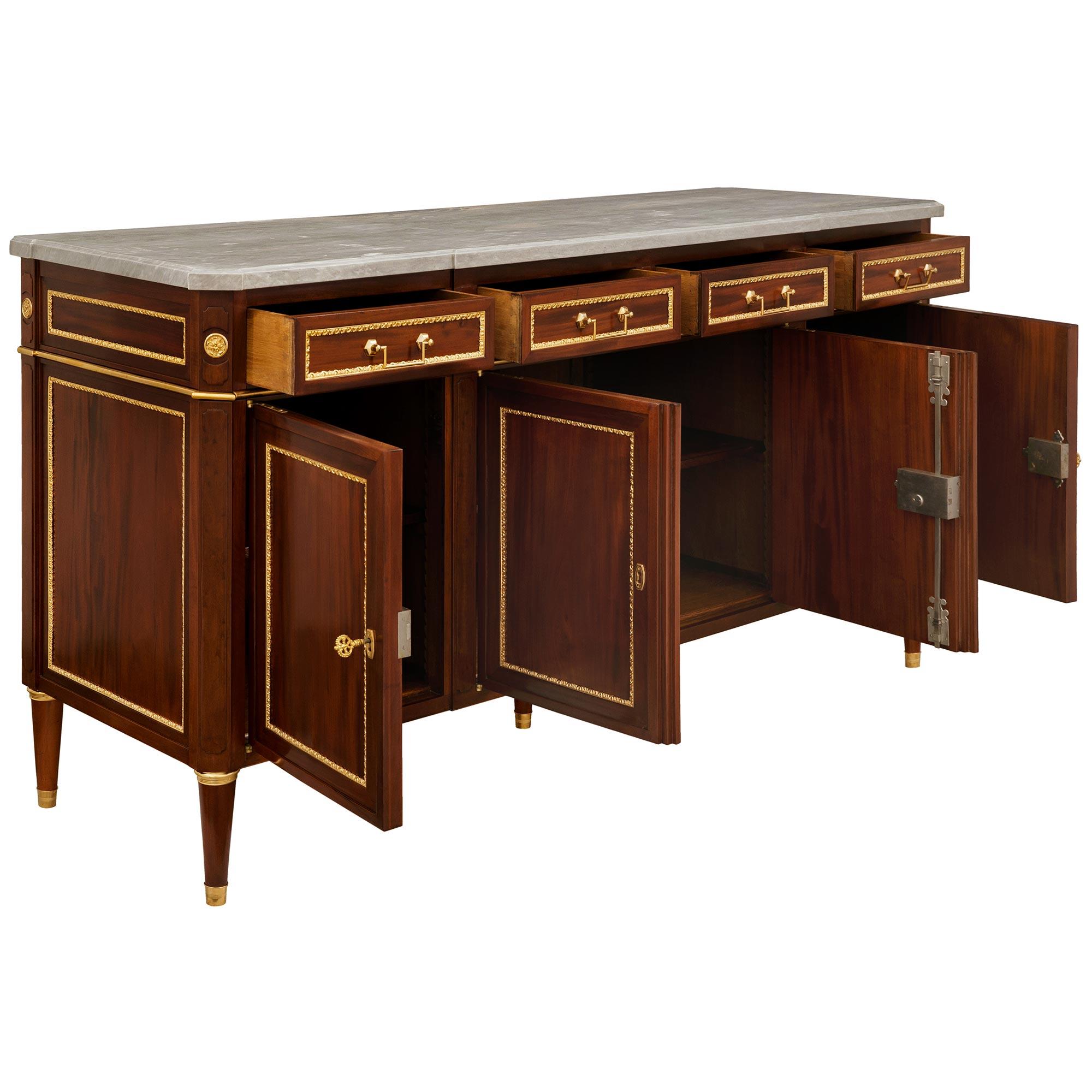 Bufé francés de caoba, ormolu y mármol del periodo Luis XVI del siglo XVIII en Bueno estado para la venta en West Palm Beach, FL