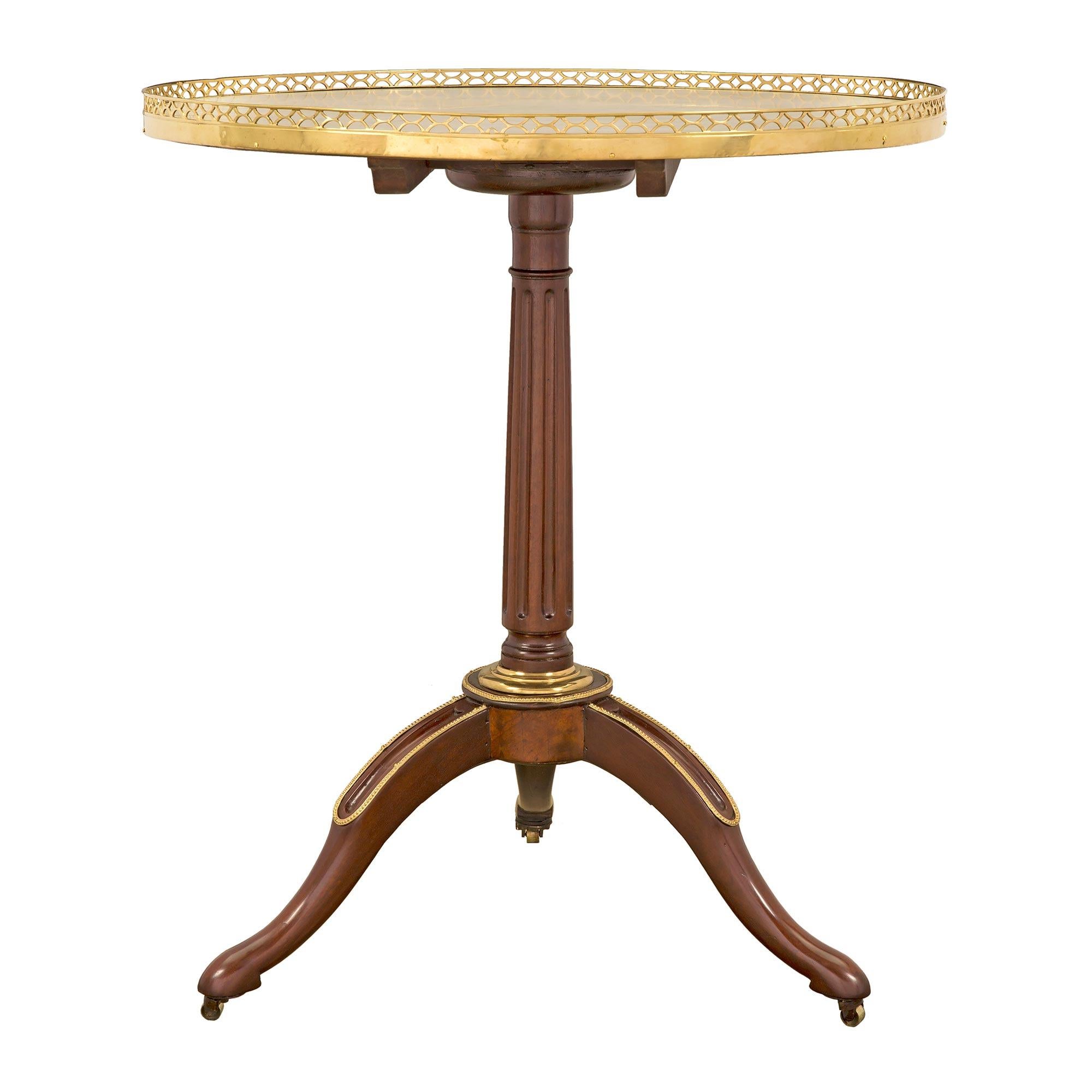 XVIIIe siècle et antérieur Table d'appoint française d'époque Louis XVI du 18ème siècle en acajou, bronze doré et marbre en vente
