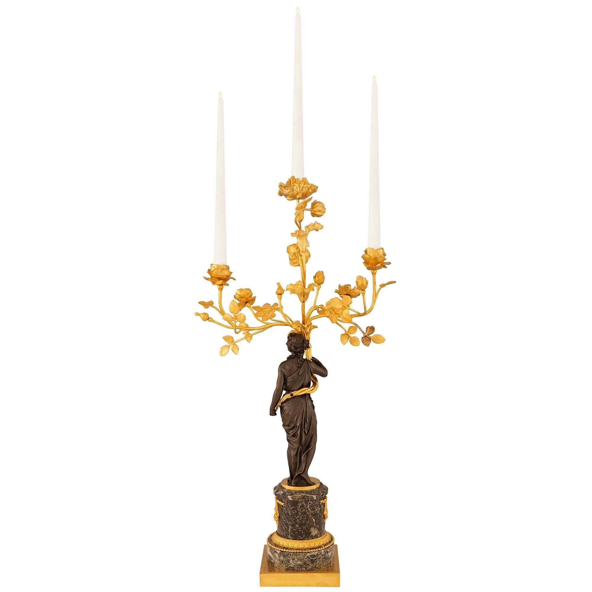 Candelabri francesi del XVIII secolo di epoca Luigi XVI in marmo, Ormolu e bronzo In condizioni buone in vendita a West Palm Beach, FL