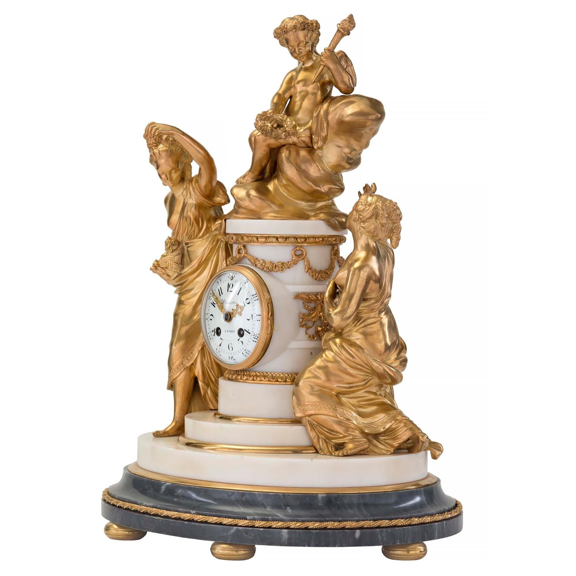 Uhr aus Goldbronze und Marmor aus der Louis-XVI-Periode des 18. Jahrhunderts (Louis XVI.) im Angebot