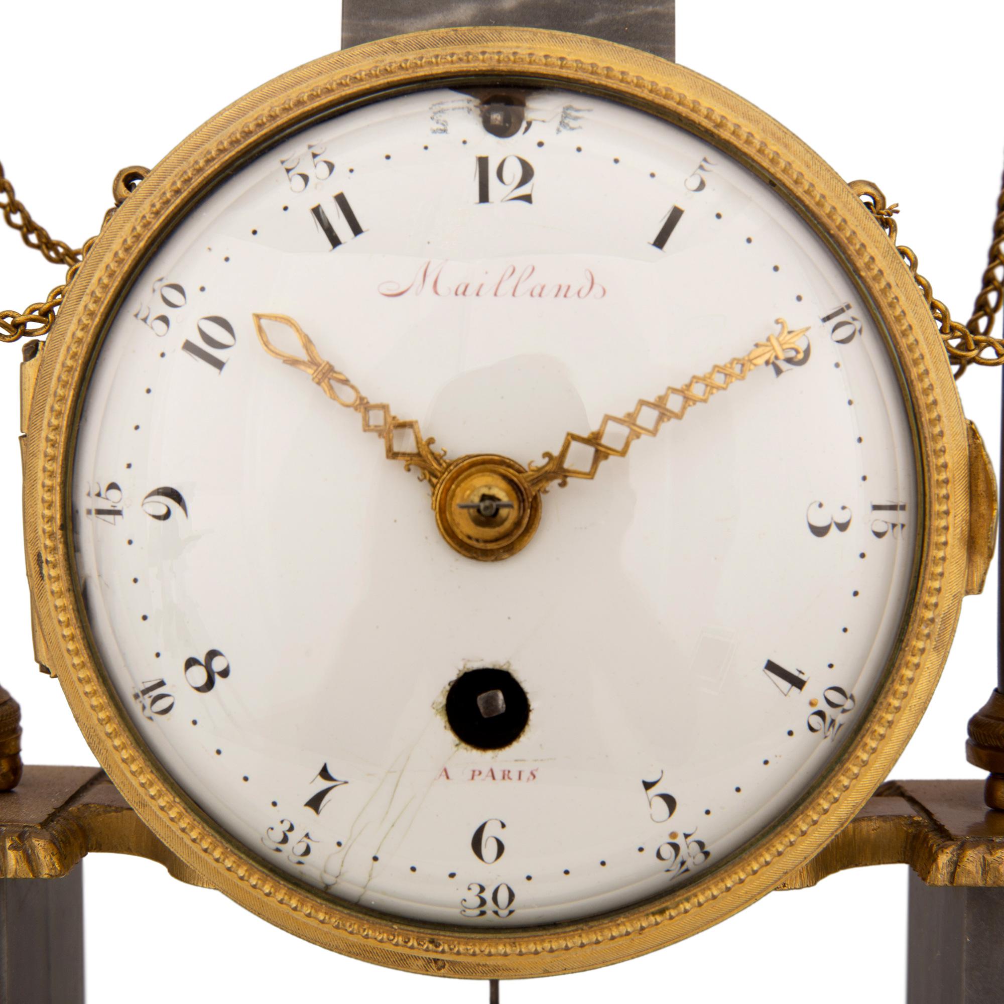 Uhr aus Goldbronze und Marmor aus der Louis-XVI-Periode des 18. Jahrhunderts (Französisch) im Angebot