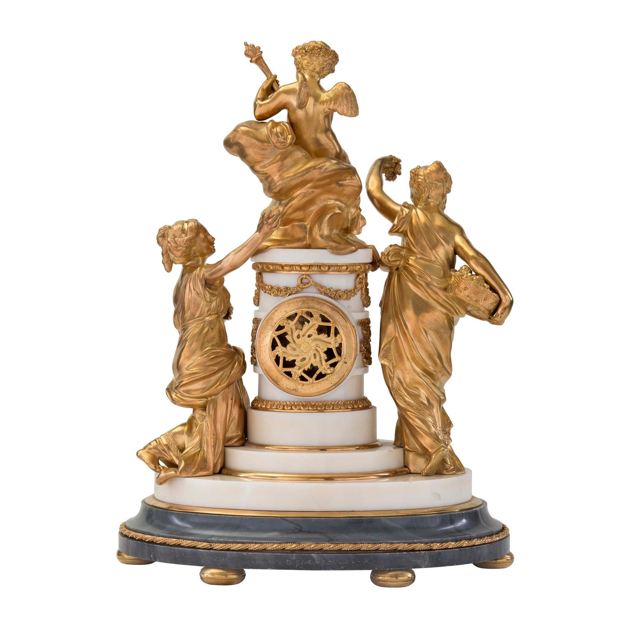 Uhr aus Goldbronze und Marmor aus der Louis-XVI-Periode des 18. Jahrhunderts (Französisch) im Angebot