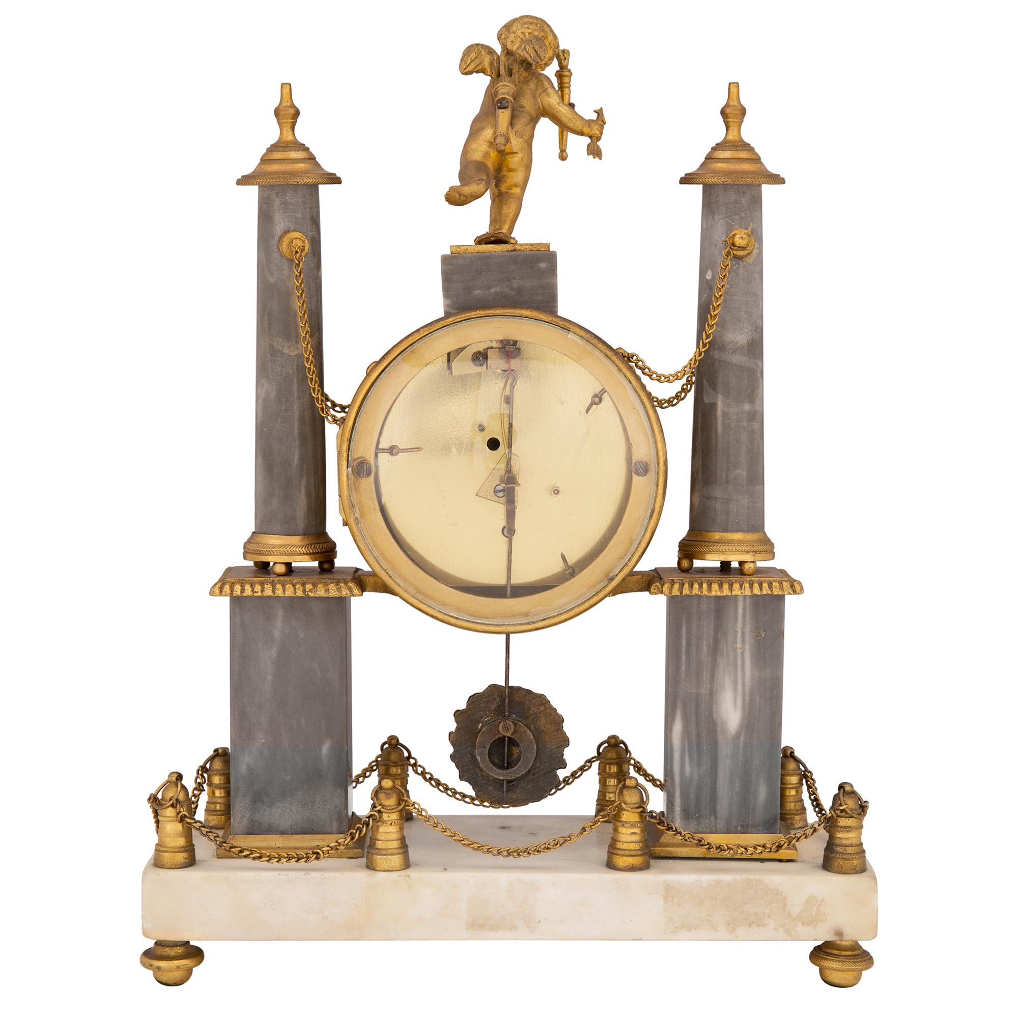 Uhr aus Goldbronze und Marmor aus der Louis-XVI-Periode des 18. Jahrhunderts im Angebot 1