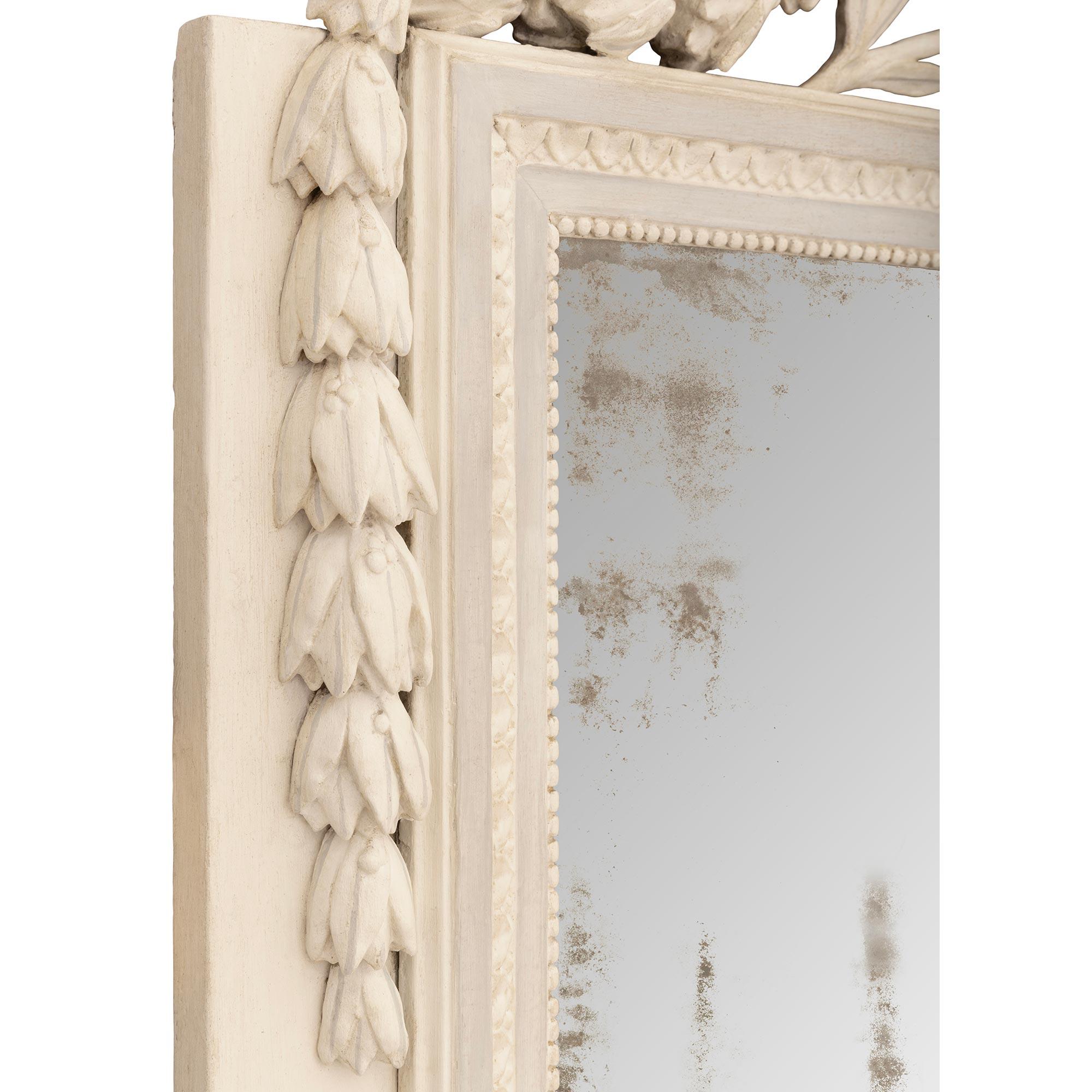 XVIIIe siècle et antérieur Miroir français d'époque Louis XVI du 18ème siècle en bois patiné en vente