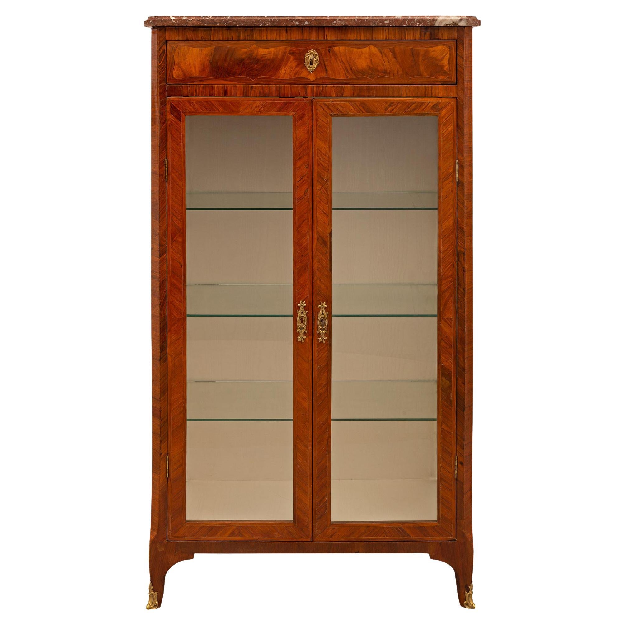 Vitrine en placage de quart de bois de rose d'époque Louis XVI du 18ème siècle français